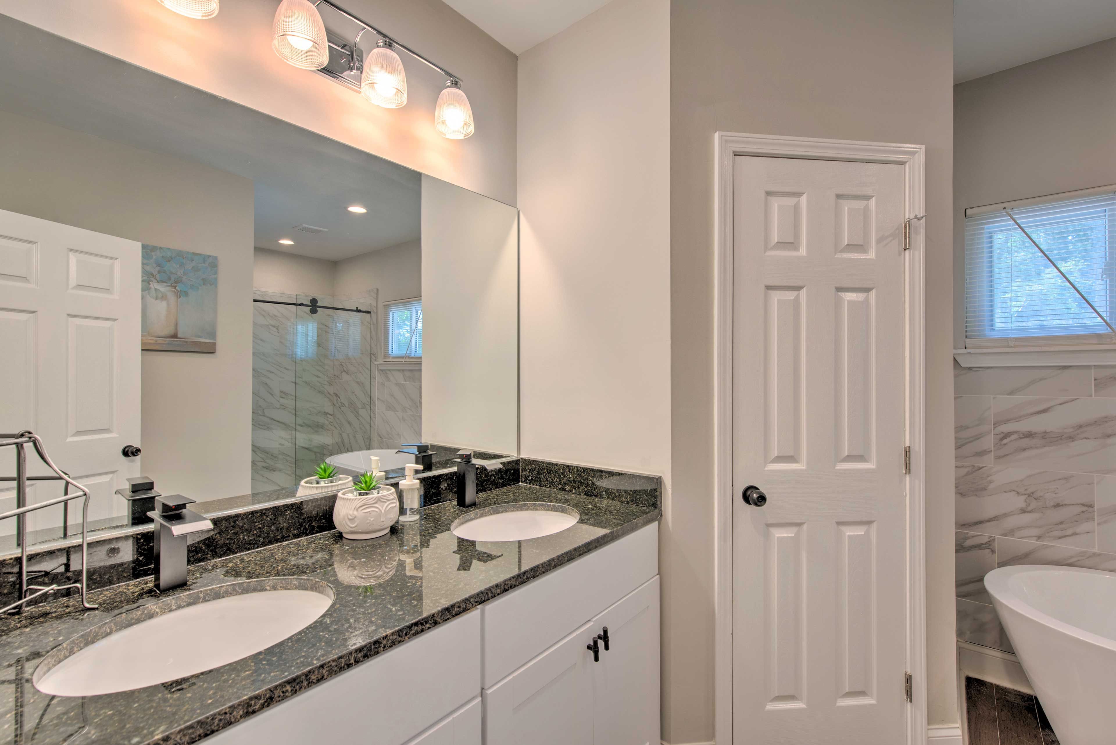 En-Suite Bathroom | Complimentary Toiletries | Soaking Tub