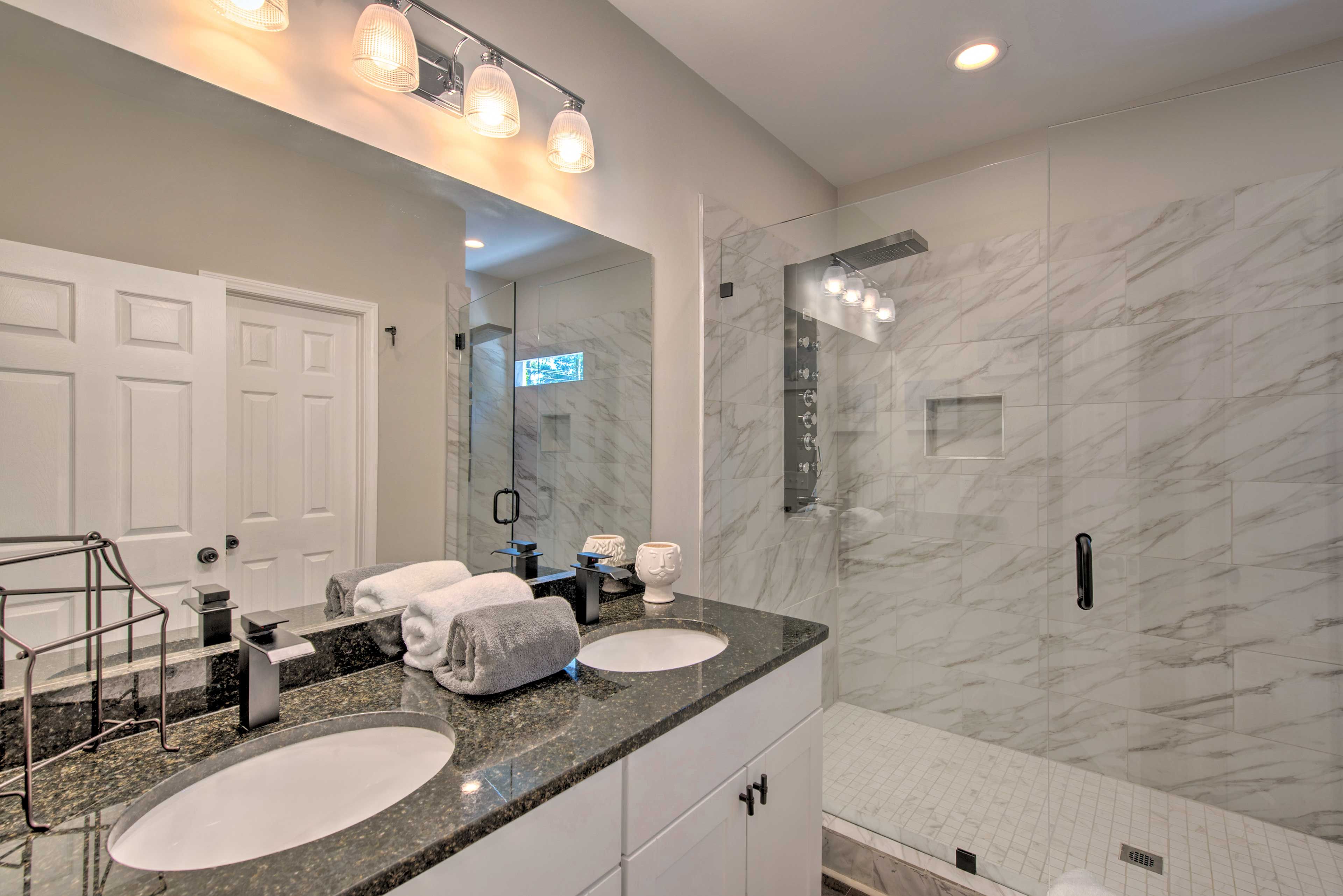 En-Suite Bathroom | Towels Provided | Walk-In Shower