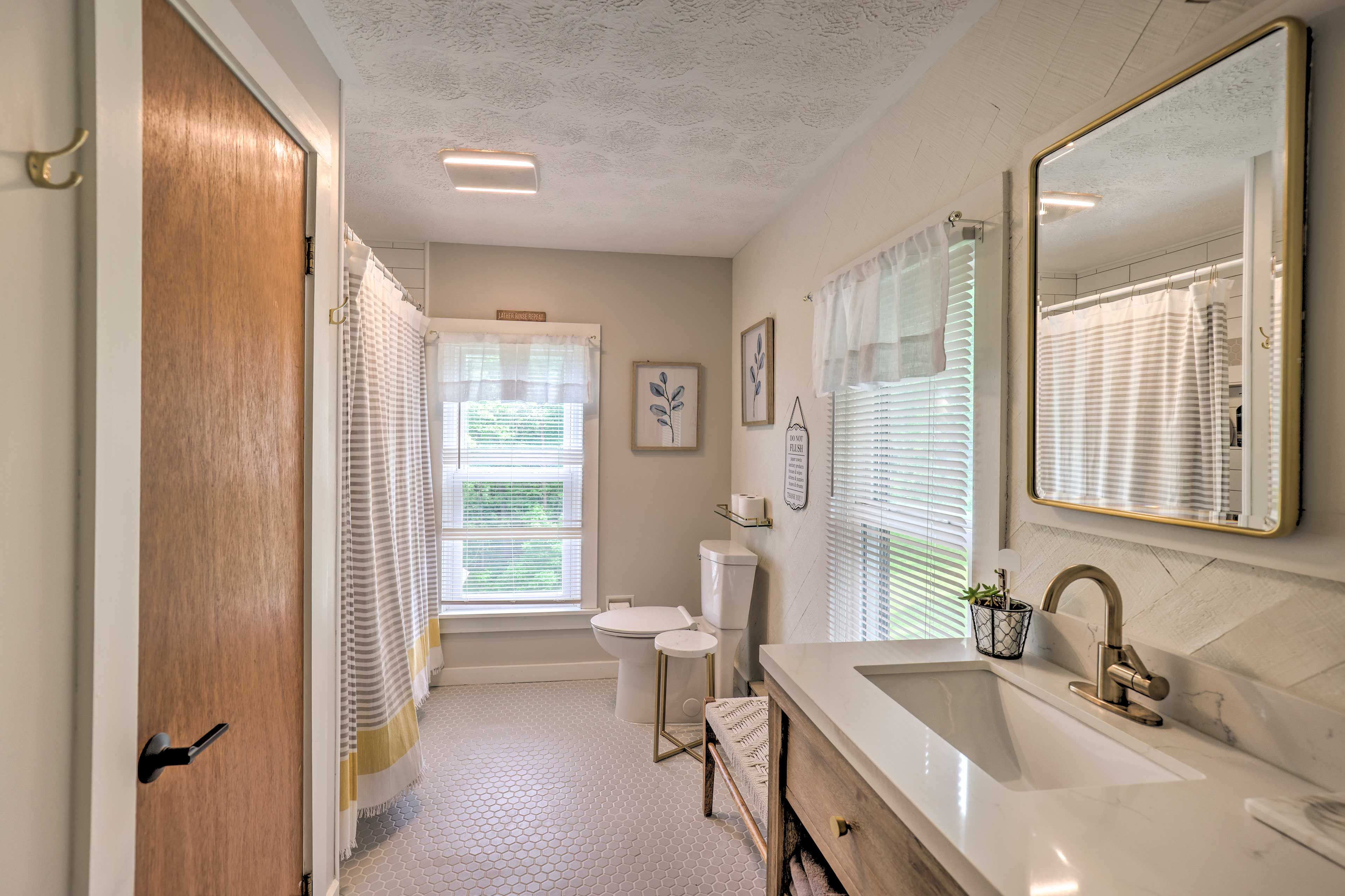 Full Bathroom | Radiant Floor Heating | Complimentary Toiletries
