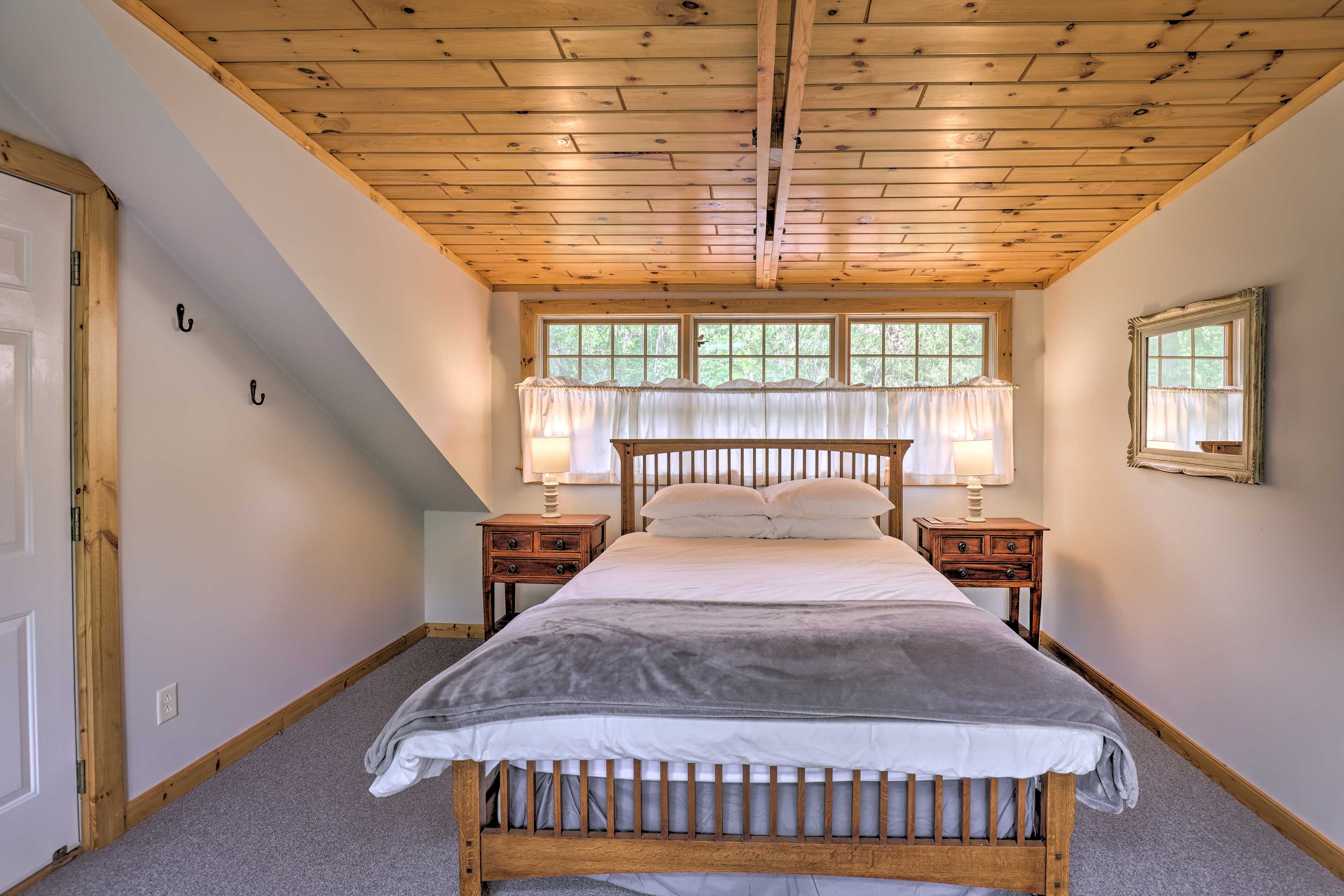 Bedroom 2 | Queen Bed | Smart TV | Door to Outside Staircase
