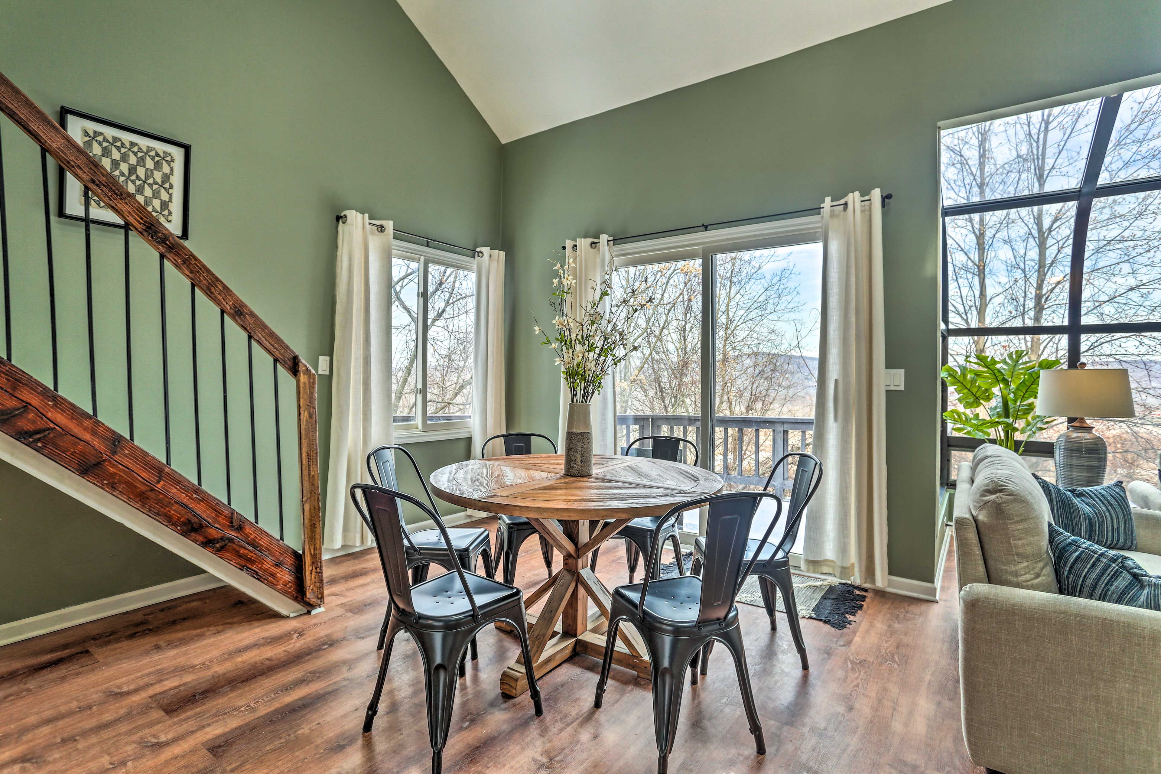 Dining Area | Mountain Views