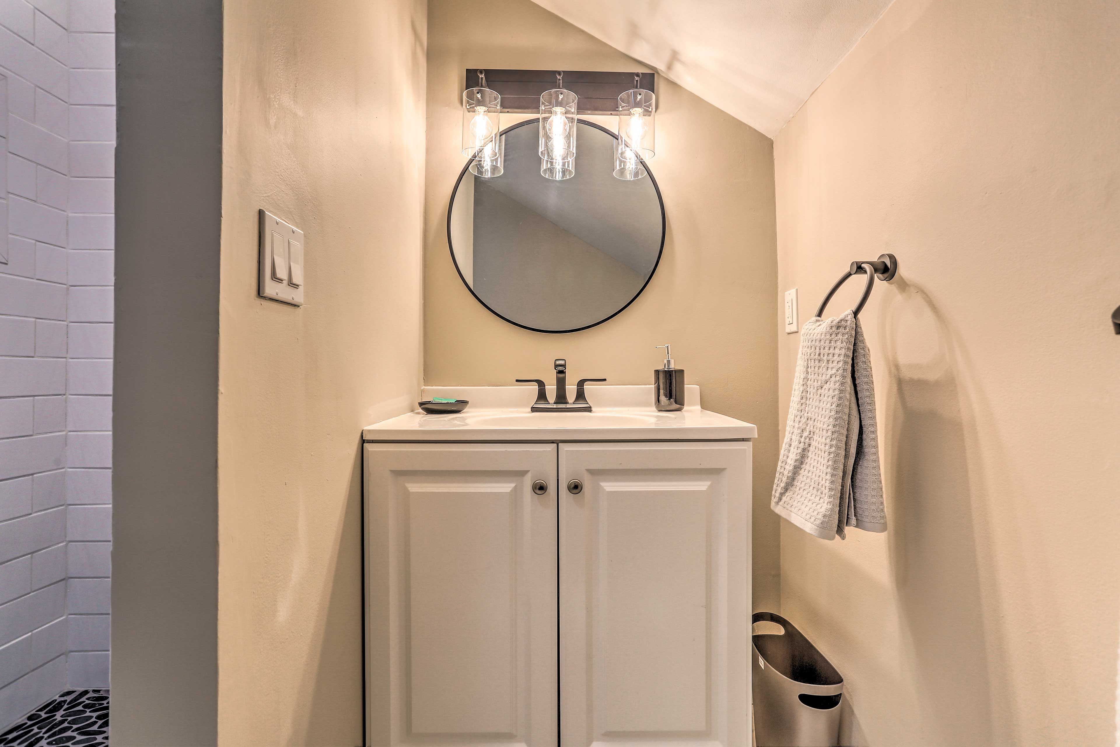 Full Bathroom | Towels Provided