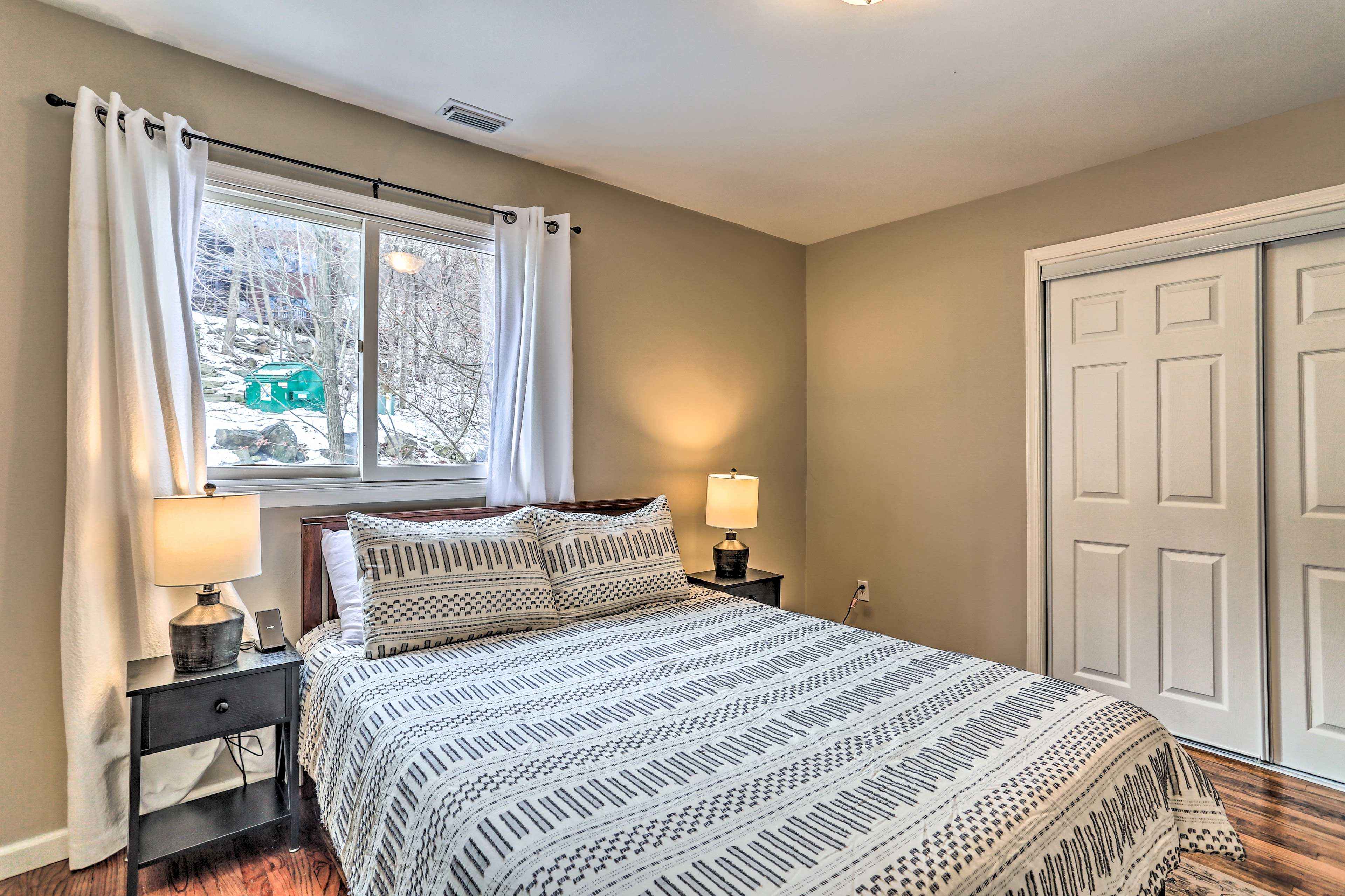 Bedroom 1 | Queen Bed
