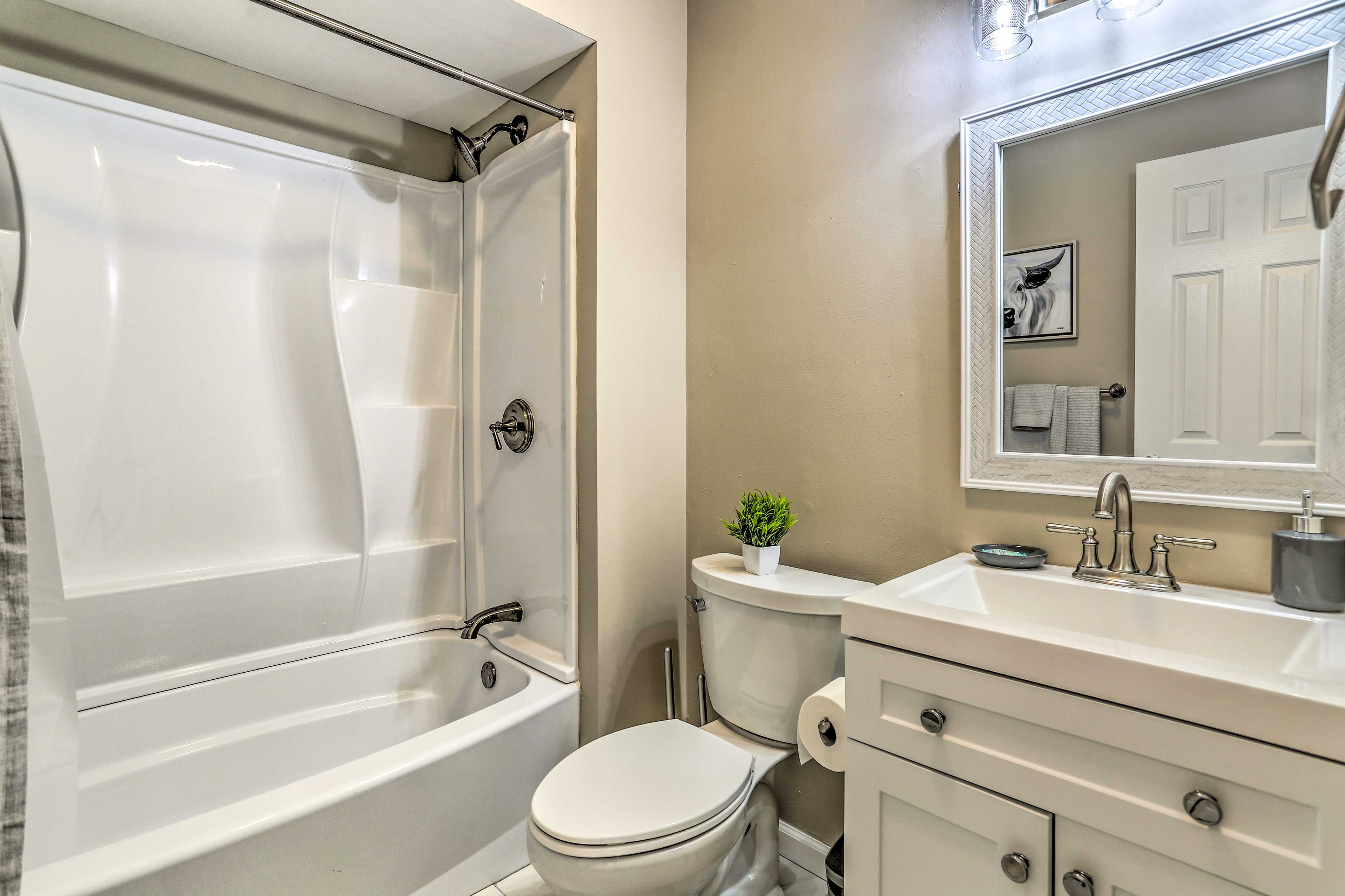 Full Bathroom | Complimentary Toiletries