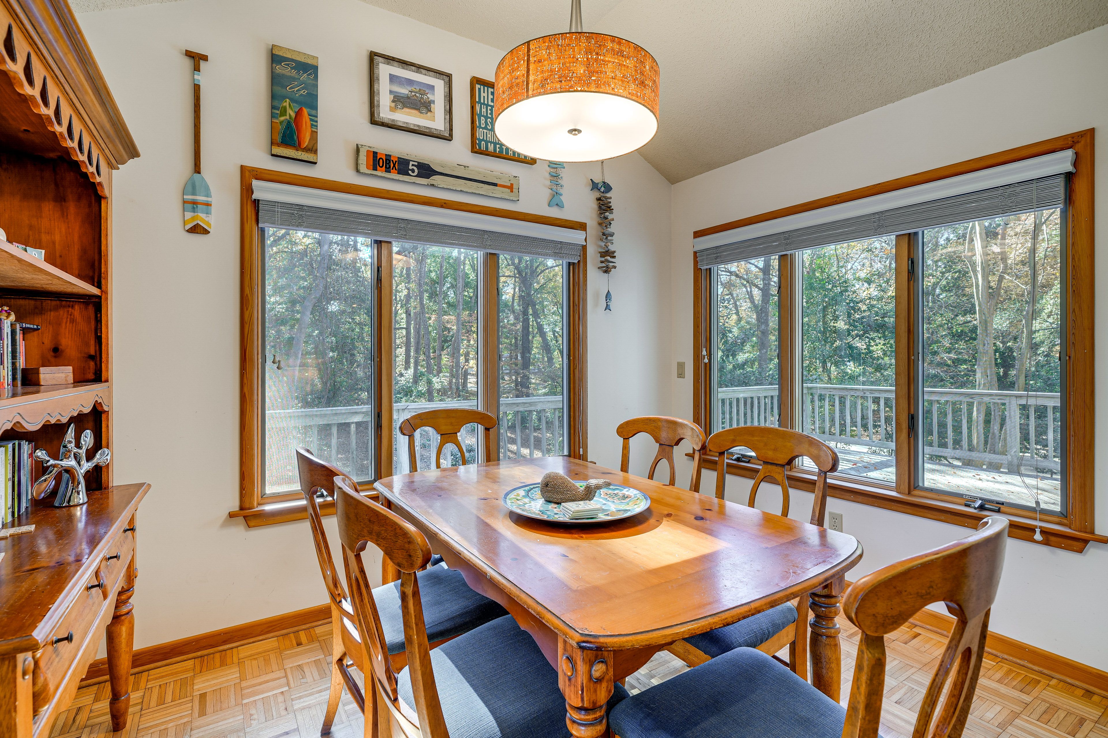 Dining Area | Dishes & Flatware Provided | Books
