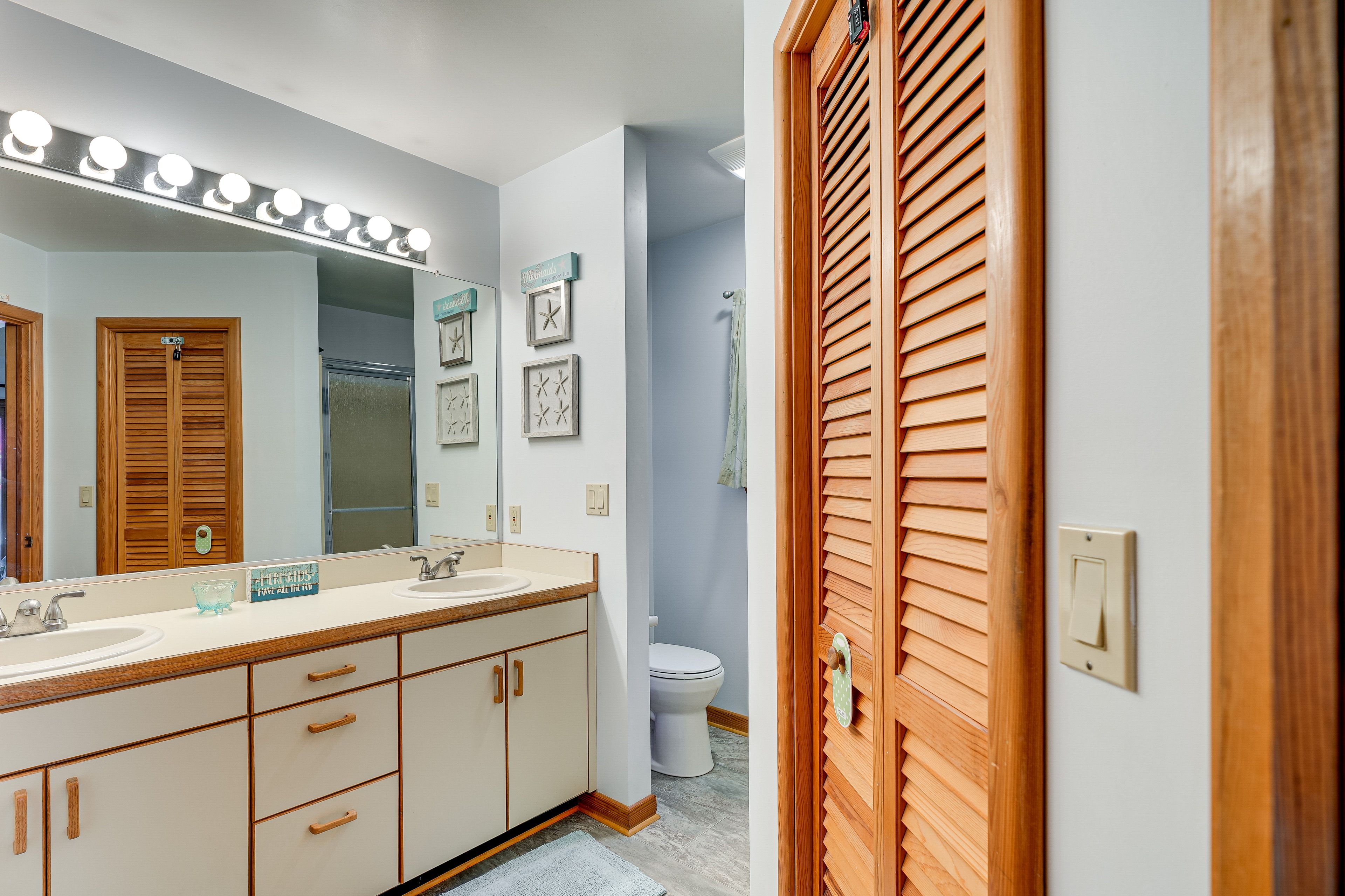 En-Suite Bathroom | Towels & Linens Provided