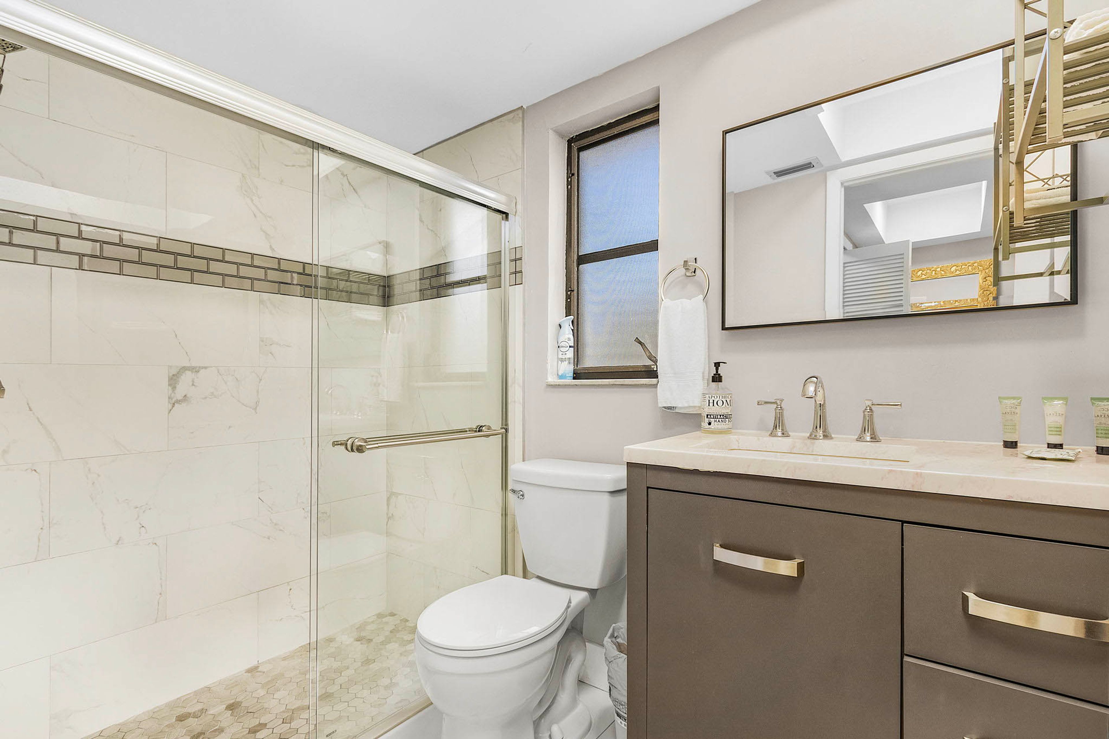 Full Bathroom | Towels Provided