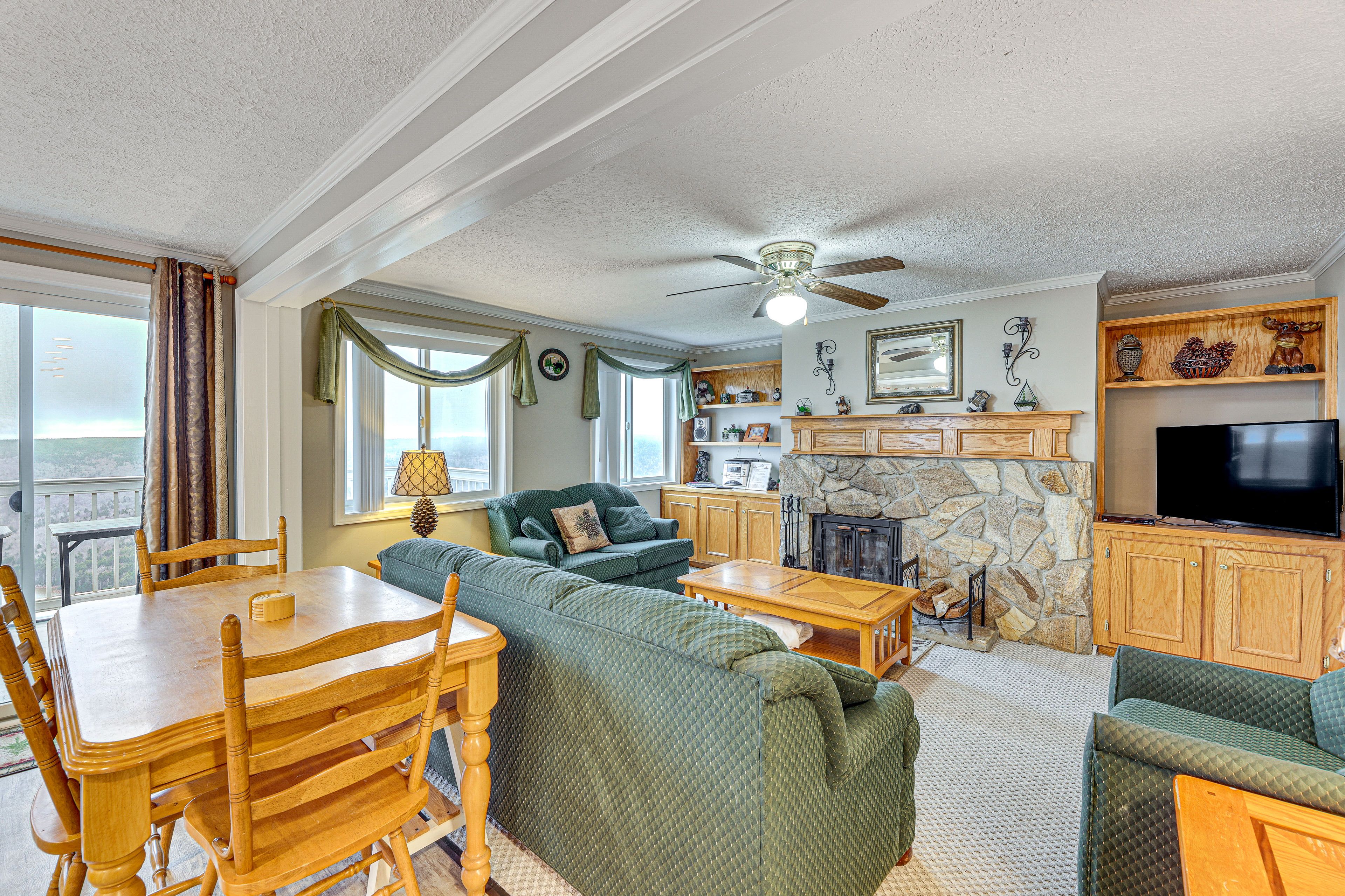 Living Room | Free WiFi | Window A/C Unit | Smart TV | Fireplace