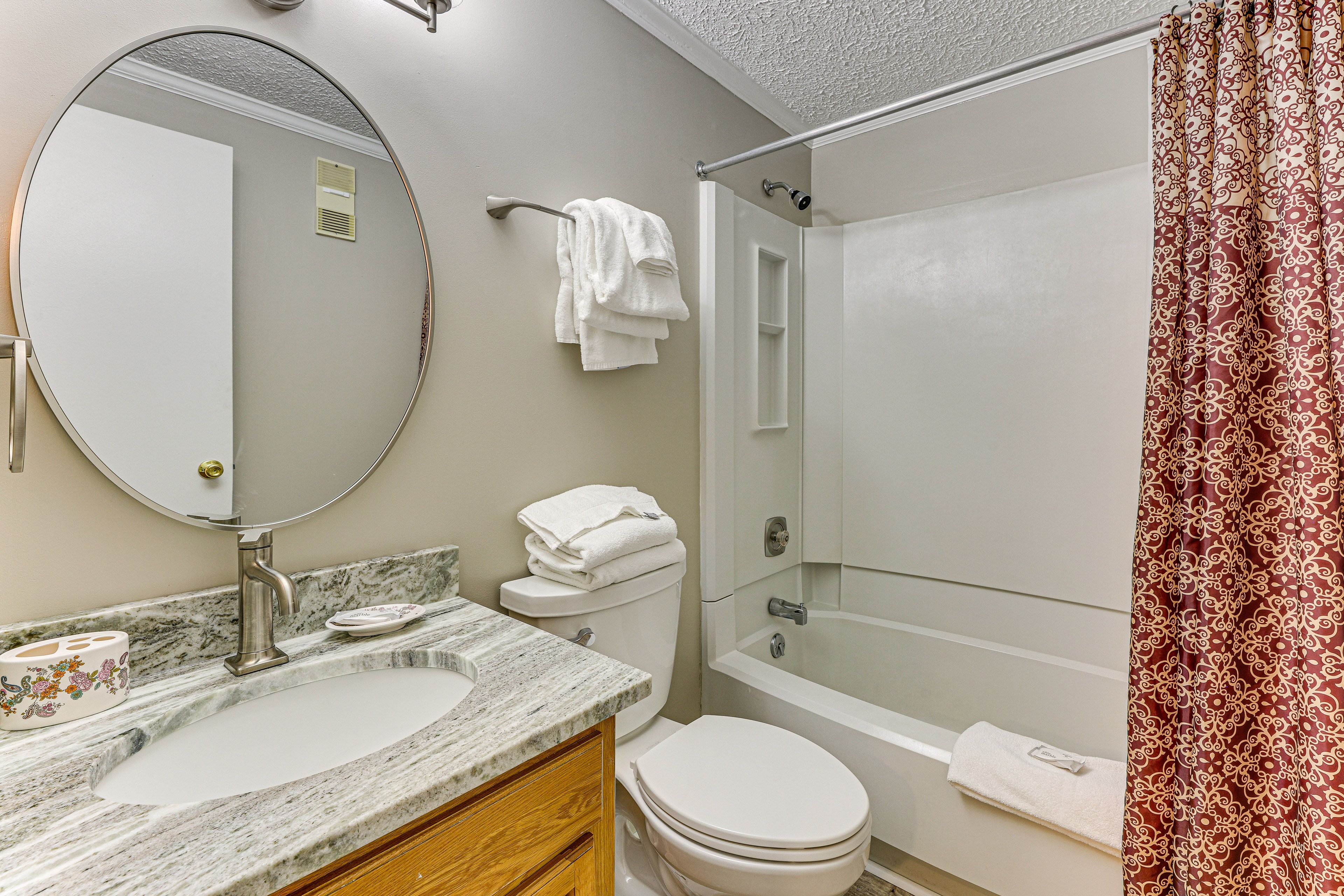 Full Bathroom | Towels Provided