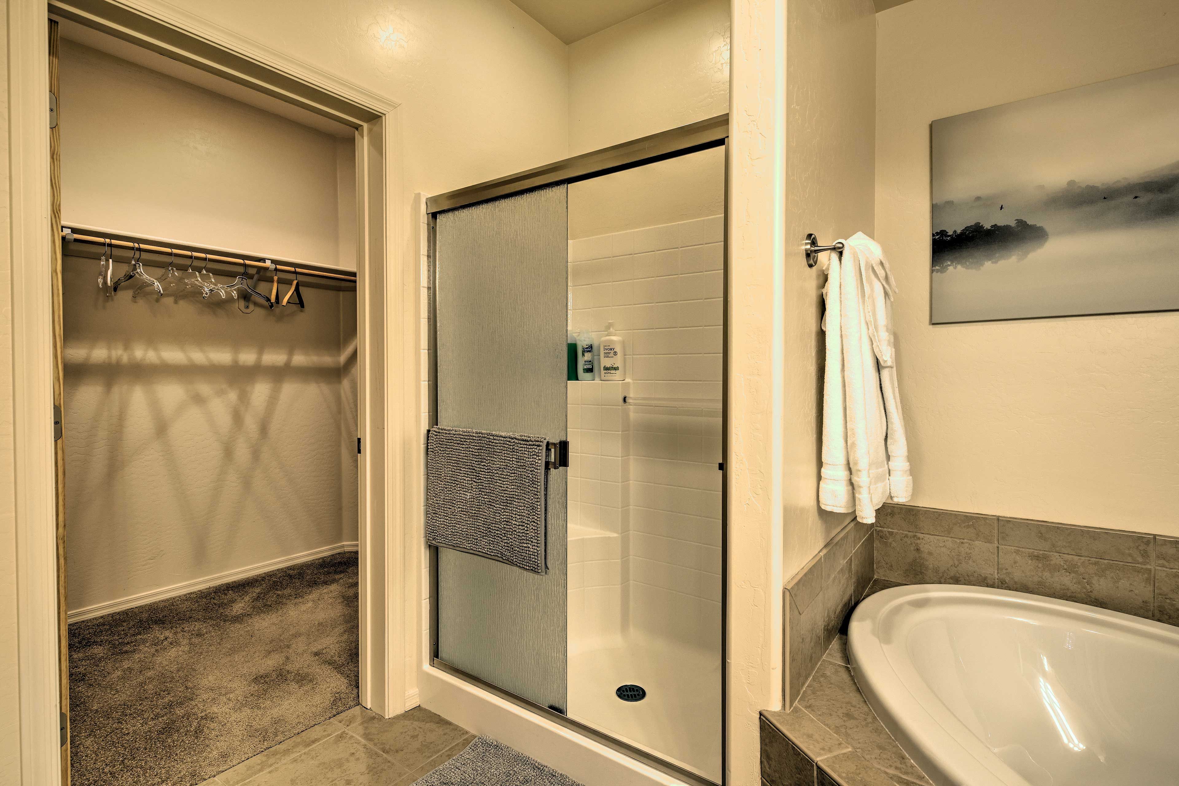 Full Bathroom | 2nd Floor | Complimentary Toiletries