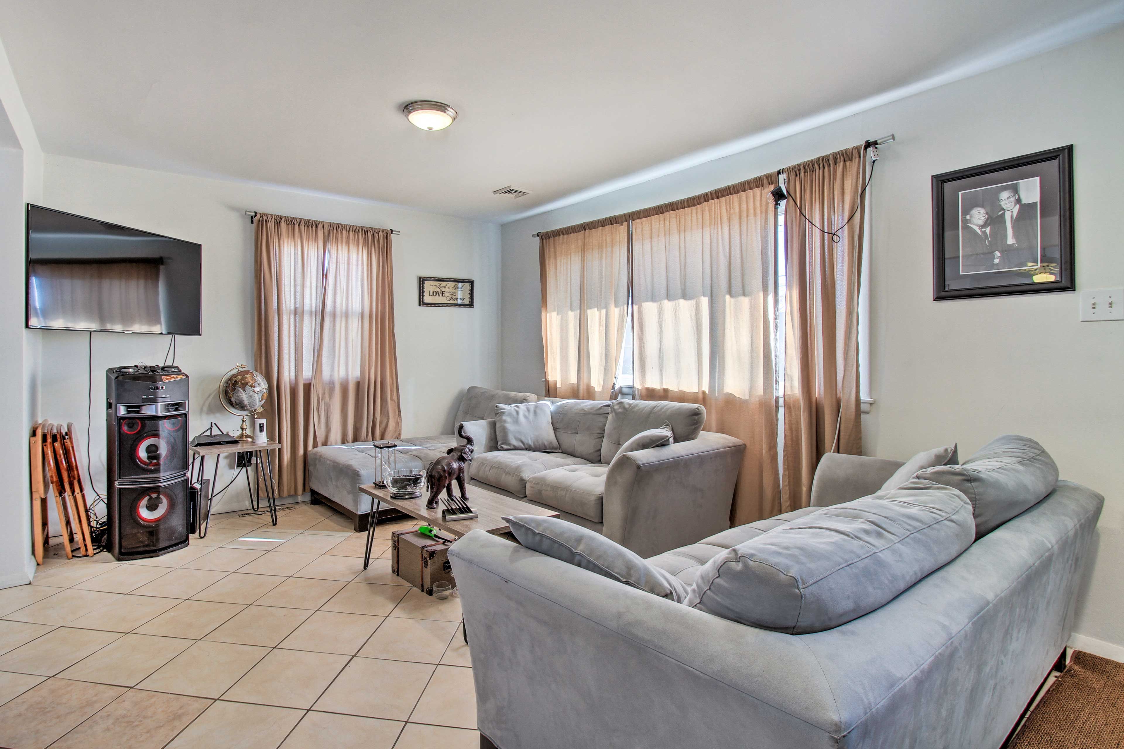 Living Room | Smart TV | DVD Player | Stereo