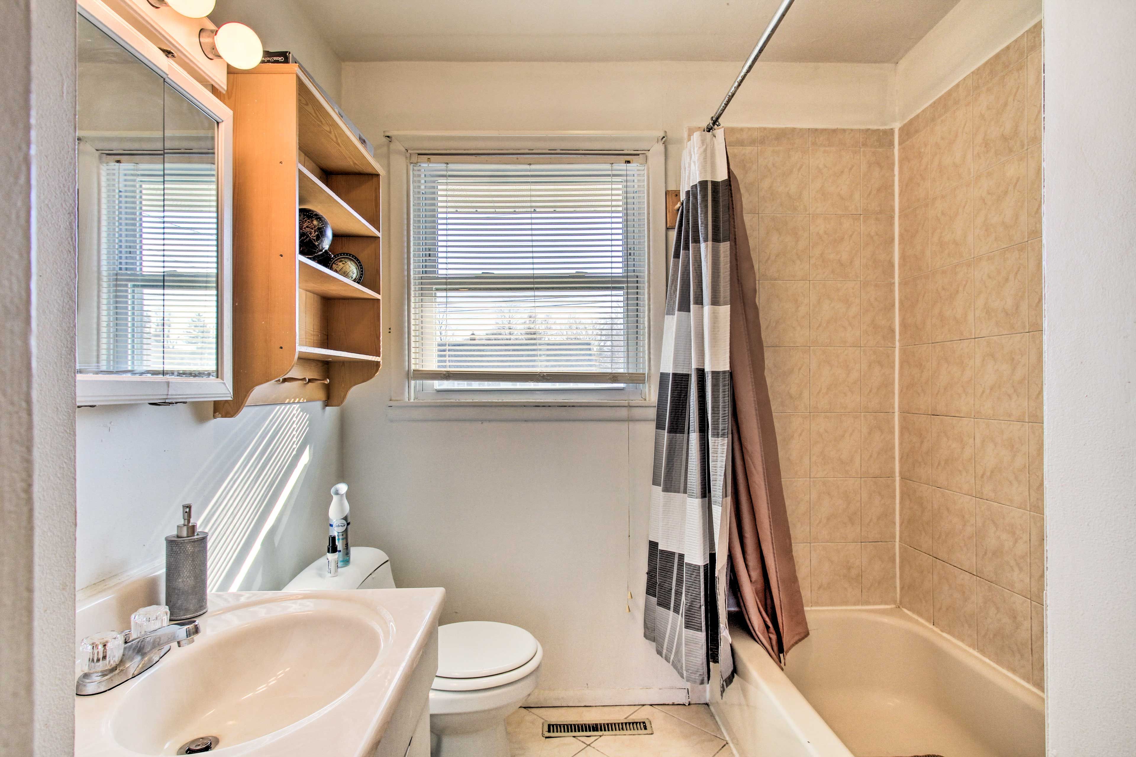 Full Bathroom | Complimentary Toiletries | Towels Provided