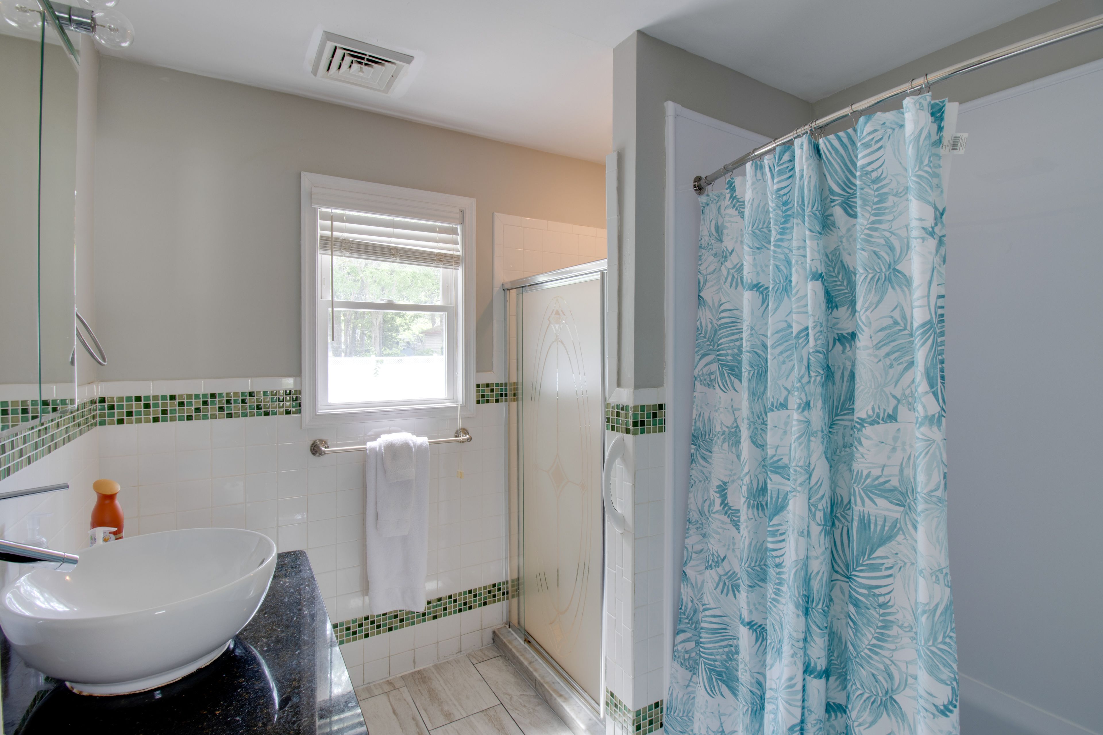 Full En-Suite Bathroom | Hair Dryer