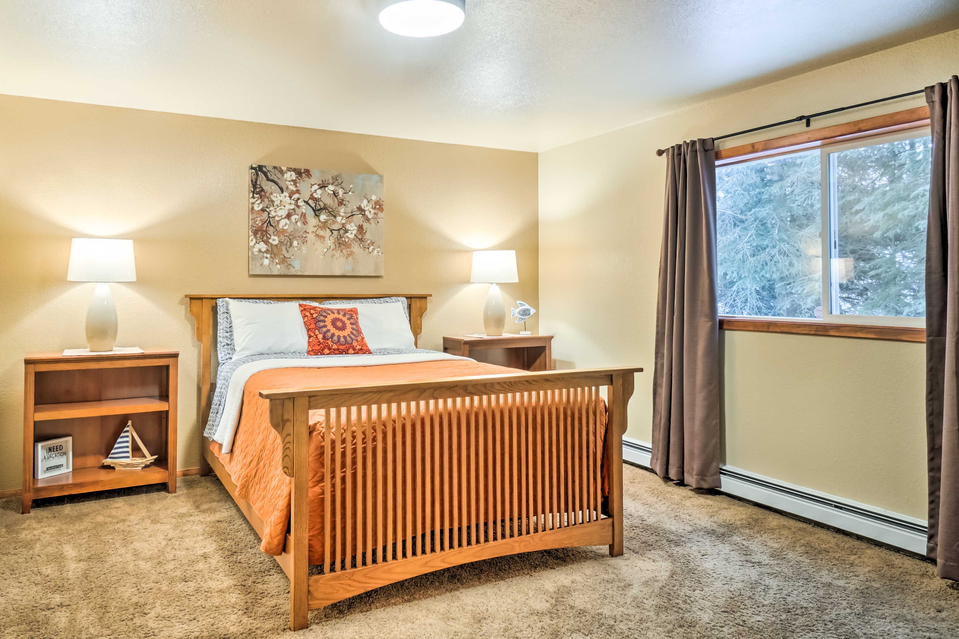Bedroom | Queen Bed | Linens & Towels Provided