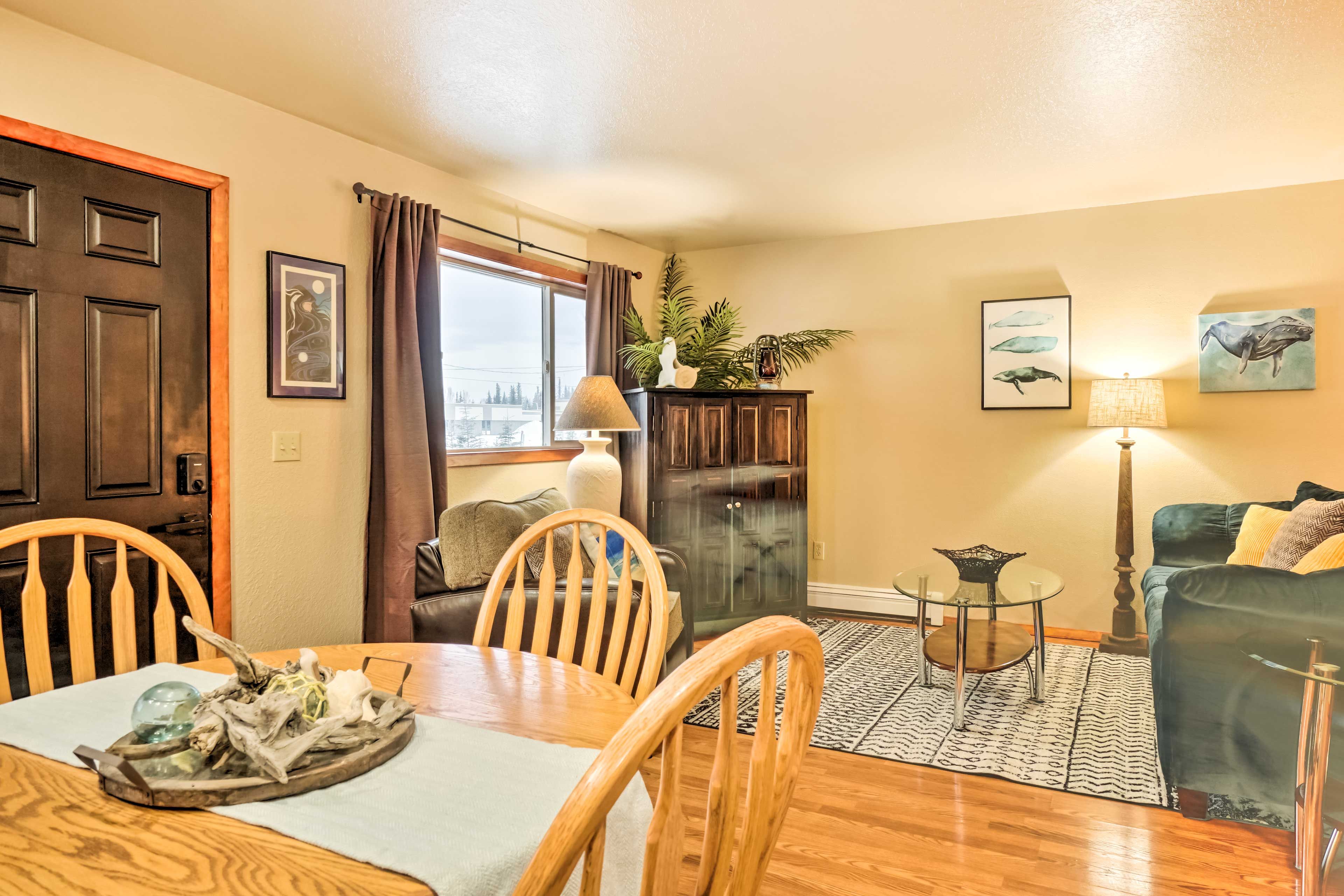 Dining Area | Dishes & Flatware Provided