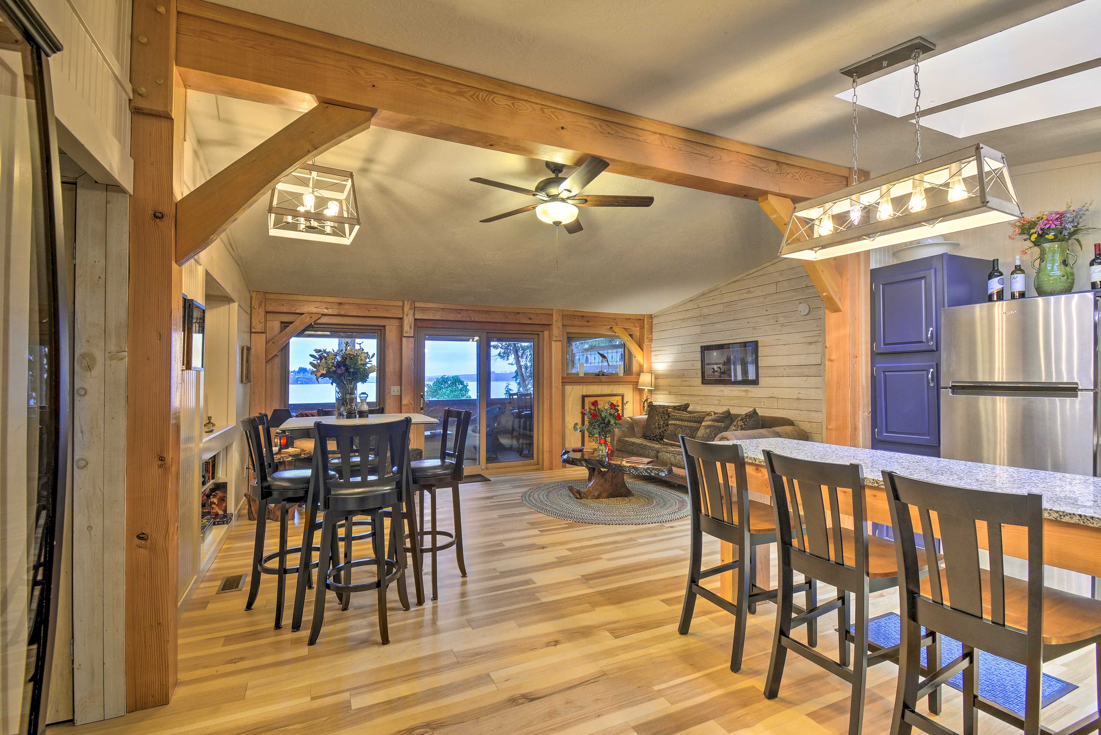 Dining Area | 3-Person Dining Bar