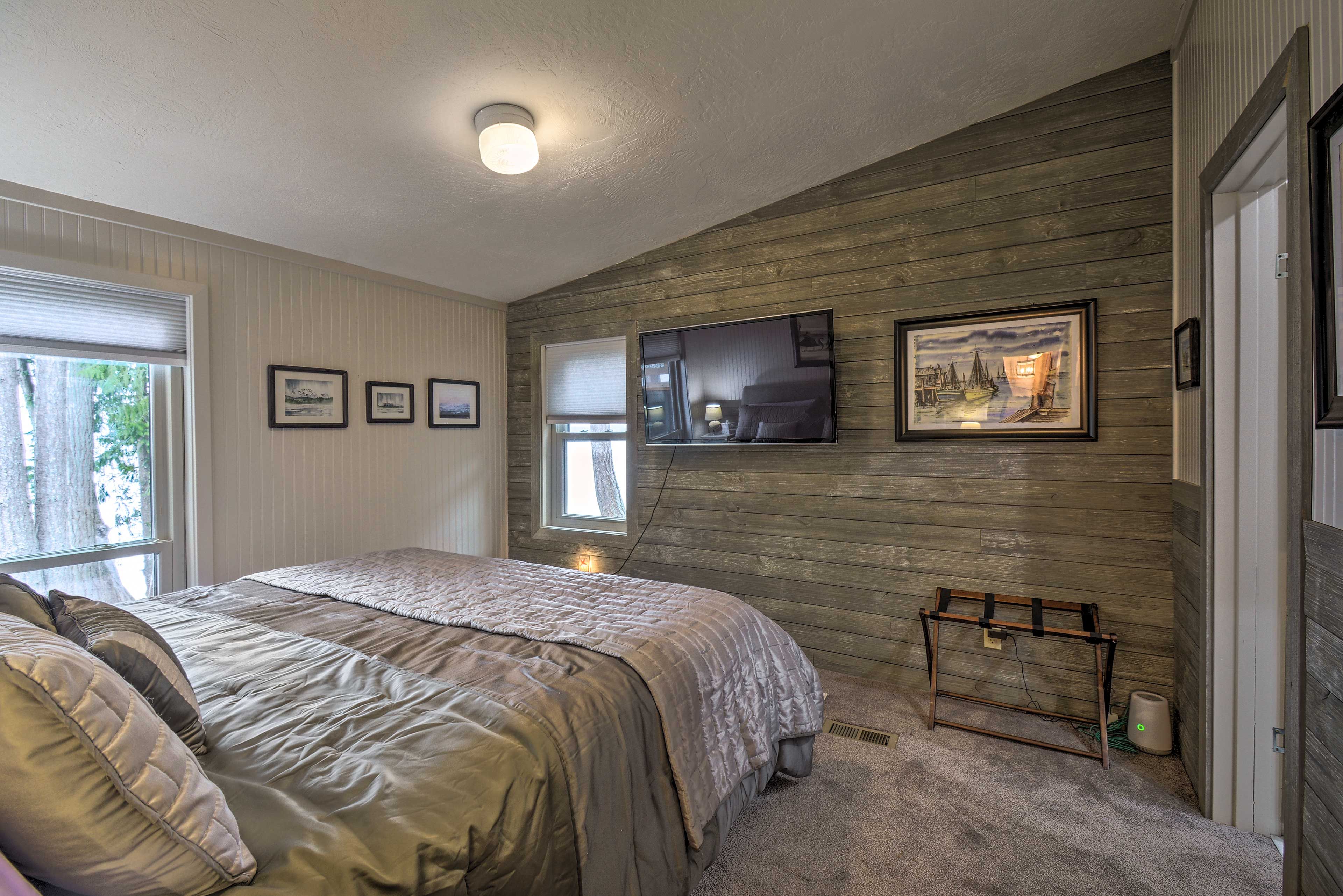 Bedroom 1 | King Bed | Smart TV