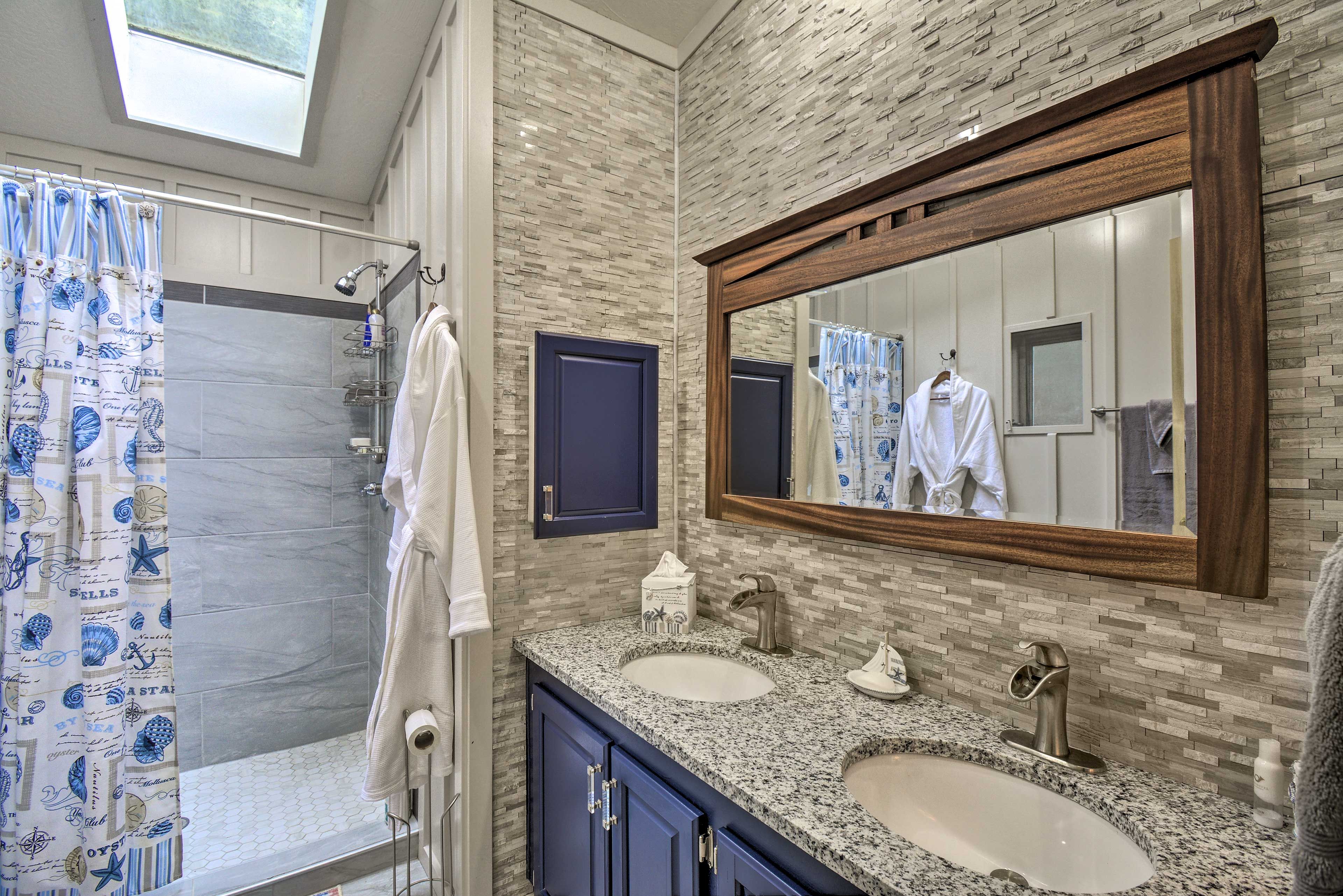 Full En-Suite Bathroom | Towels Provided