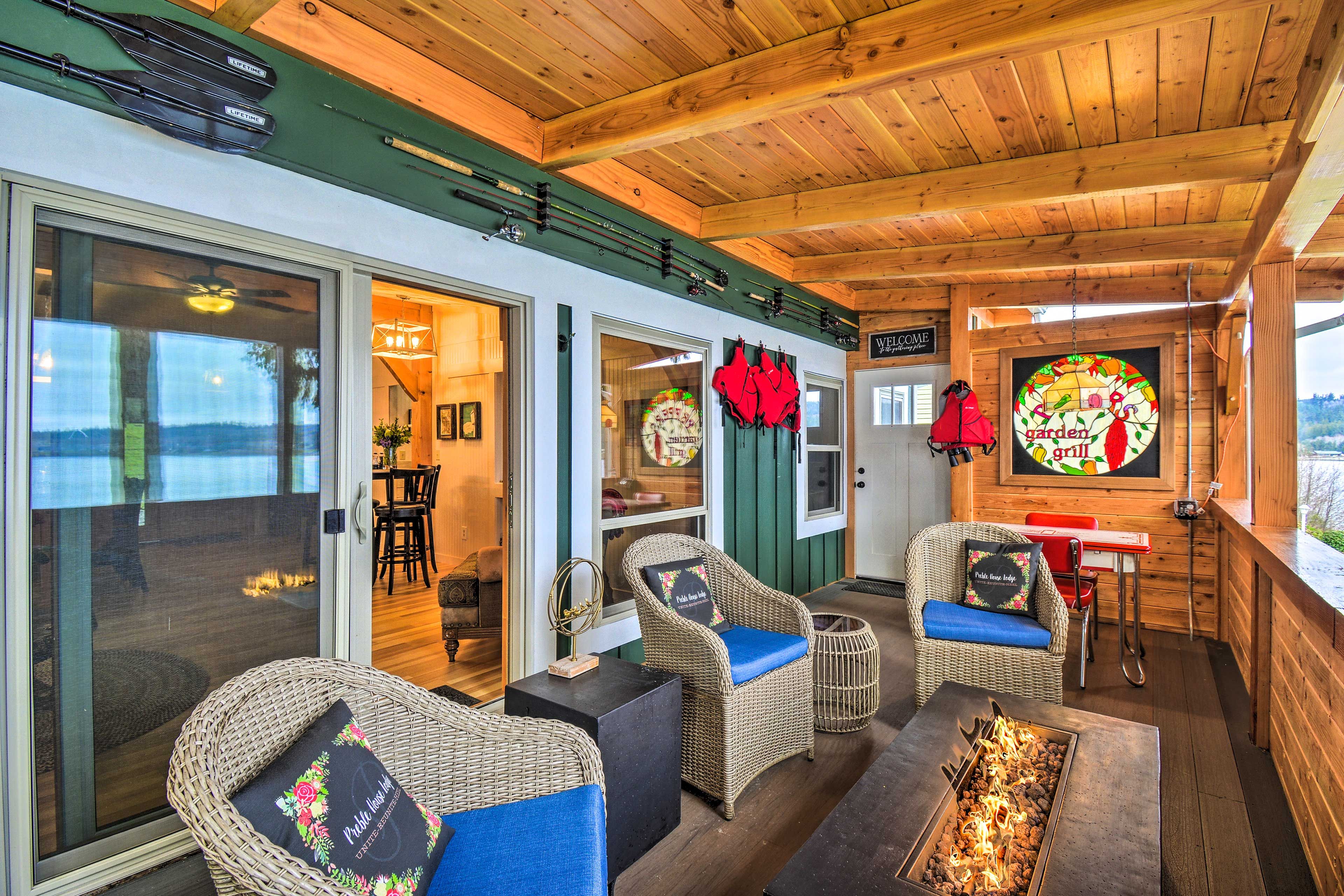 Screened Porch | Bar Area