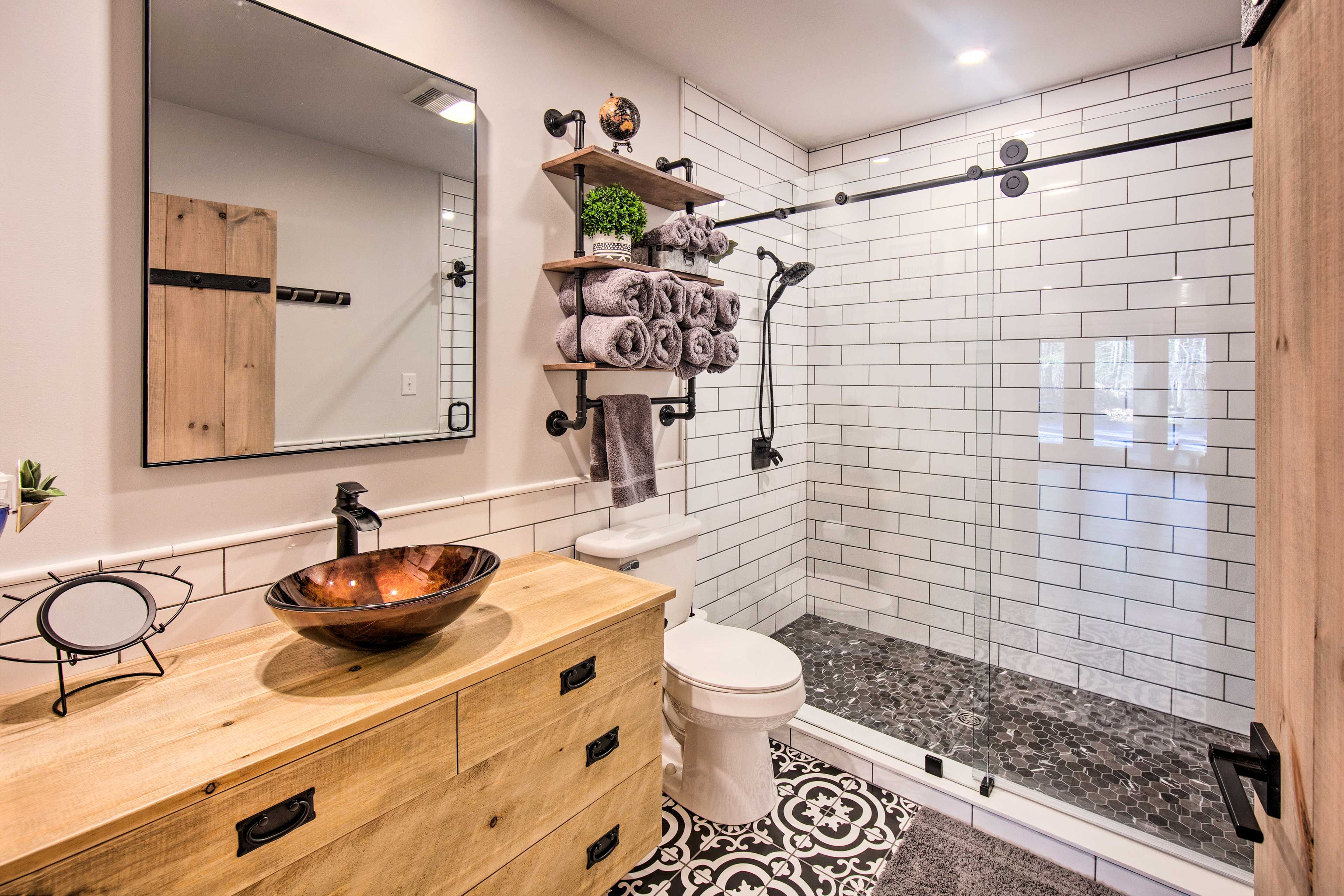 Full Bathroom | 1st Floor | Complimentary Toiletries