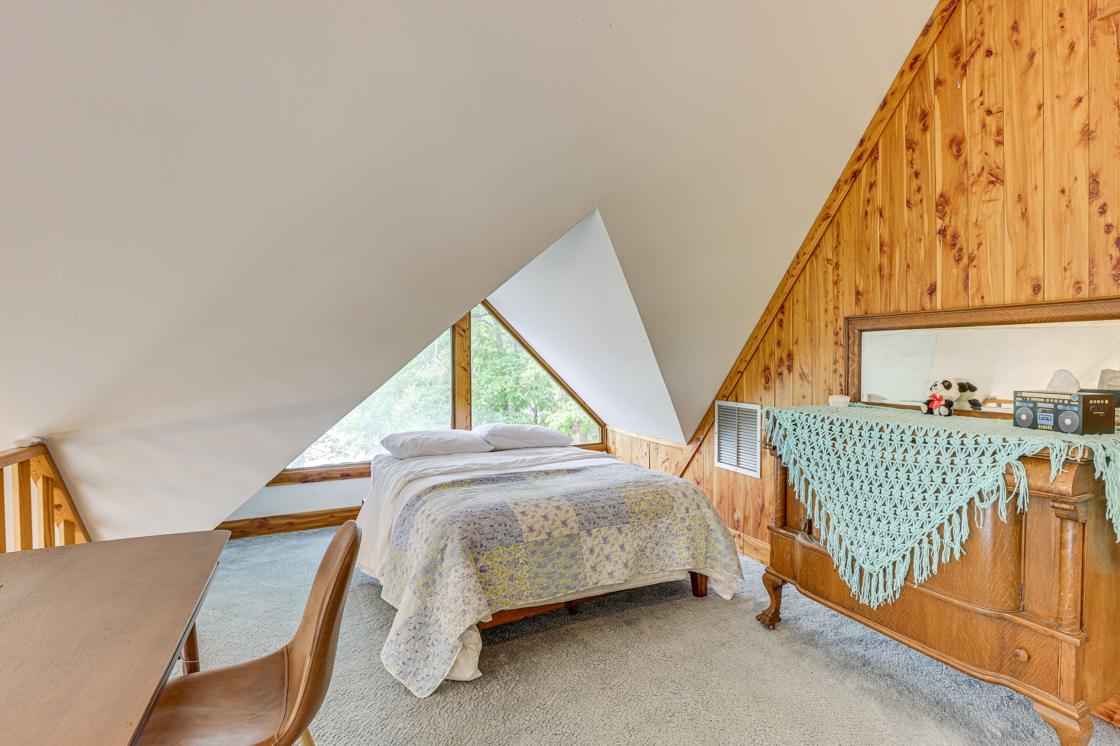 Loft | Queen Bed | Twin Bed | 2nd Floor