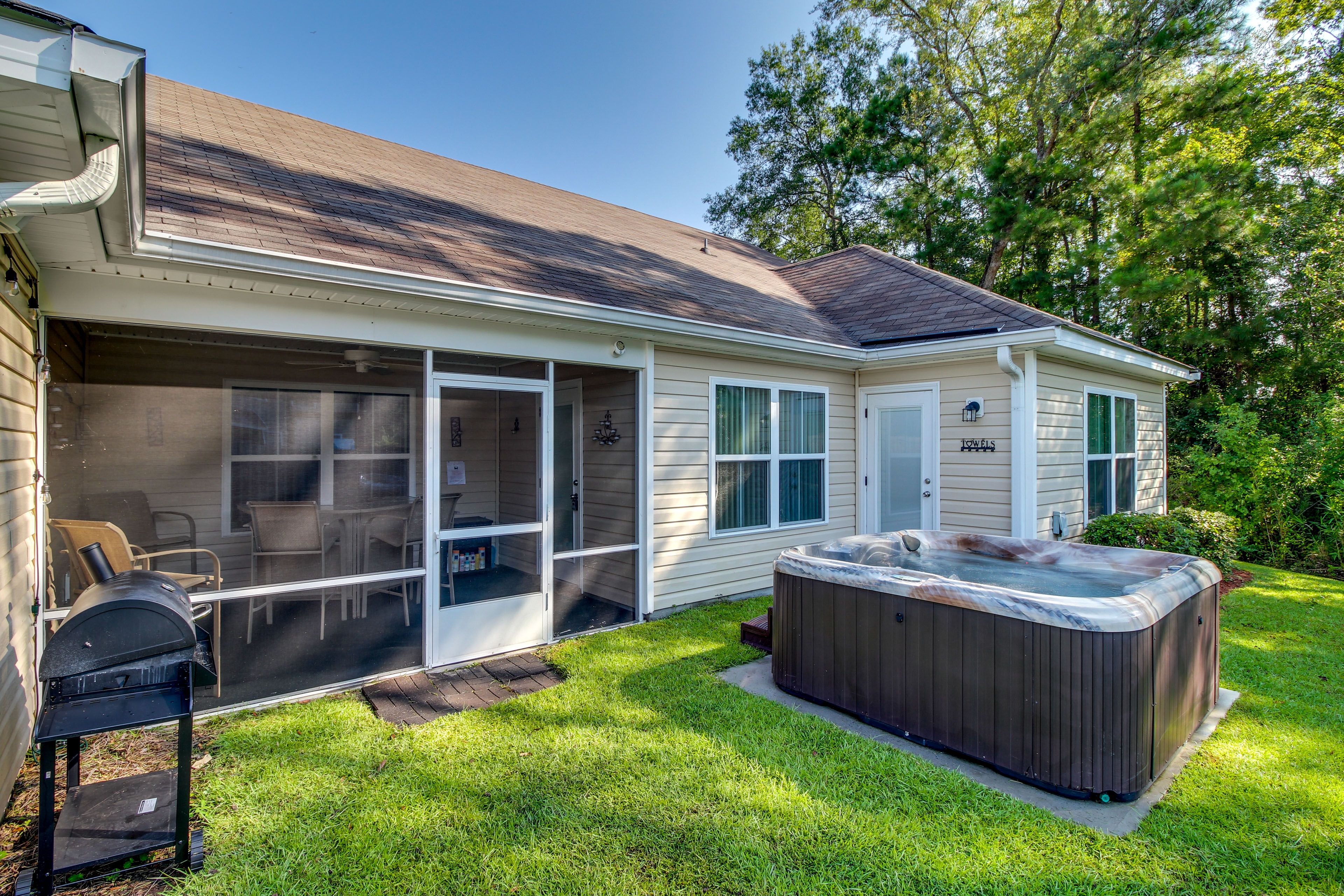 Backyard | Screened Patio w/ Bar