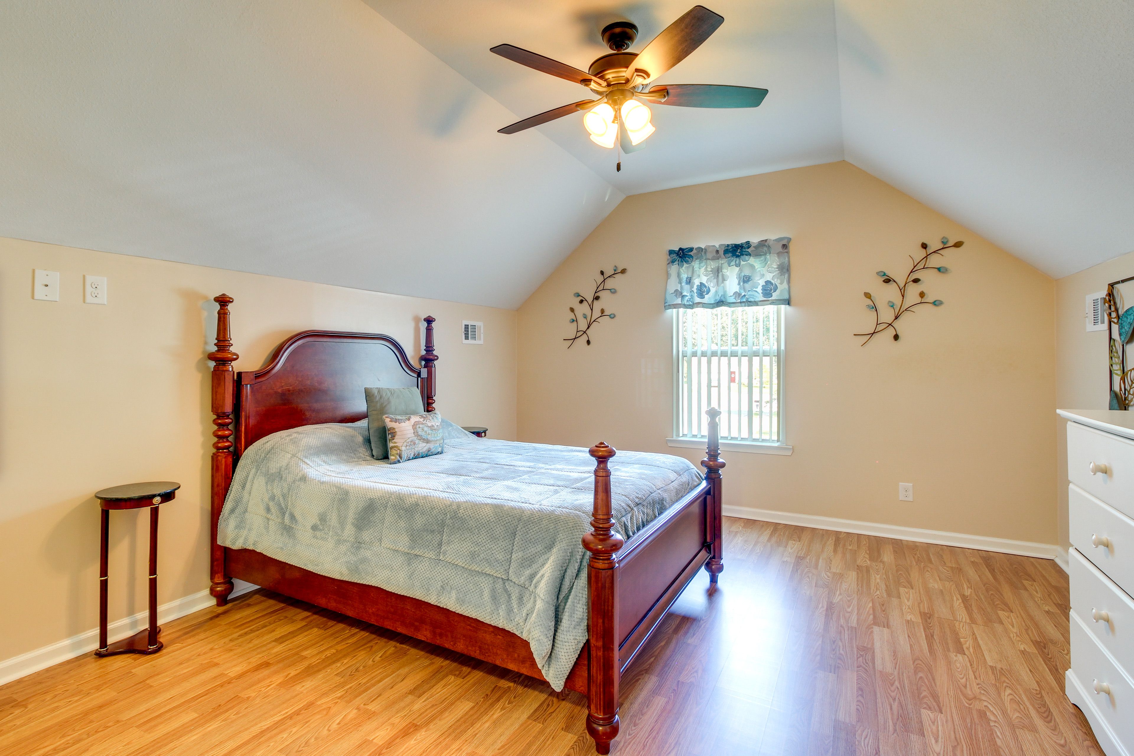 Bedroom 2 | Queen Bed