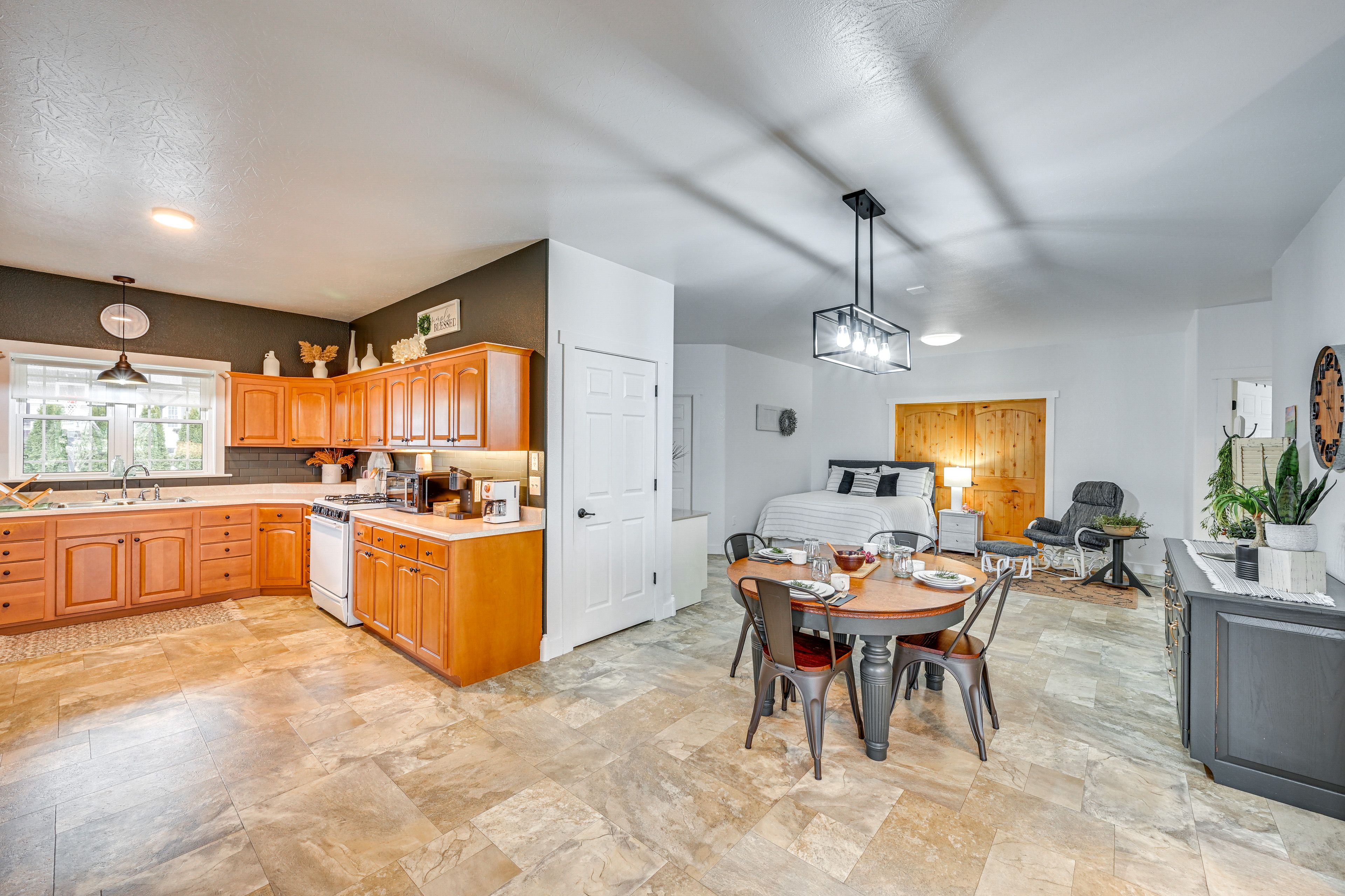 Kitchen & Dining Area