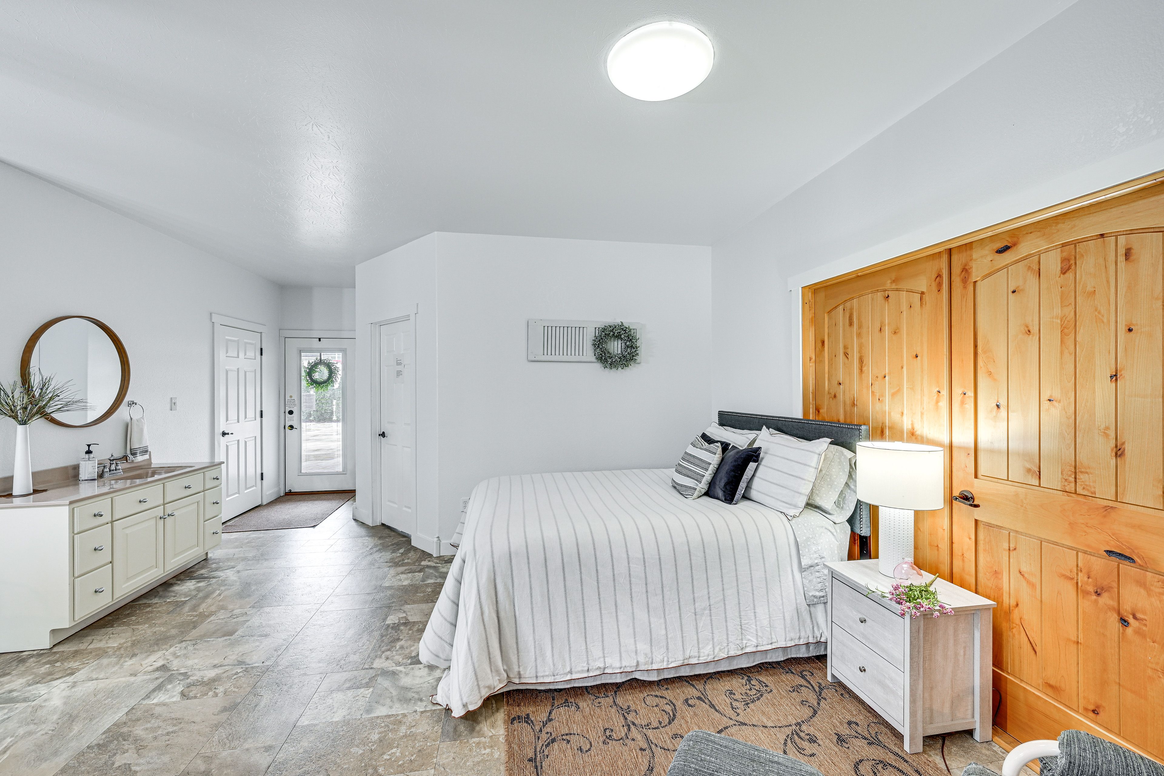 Living Room | Queen Bed