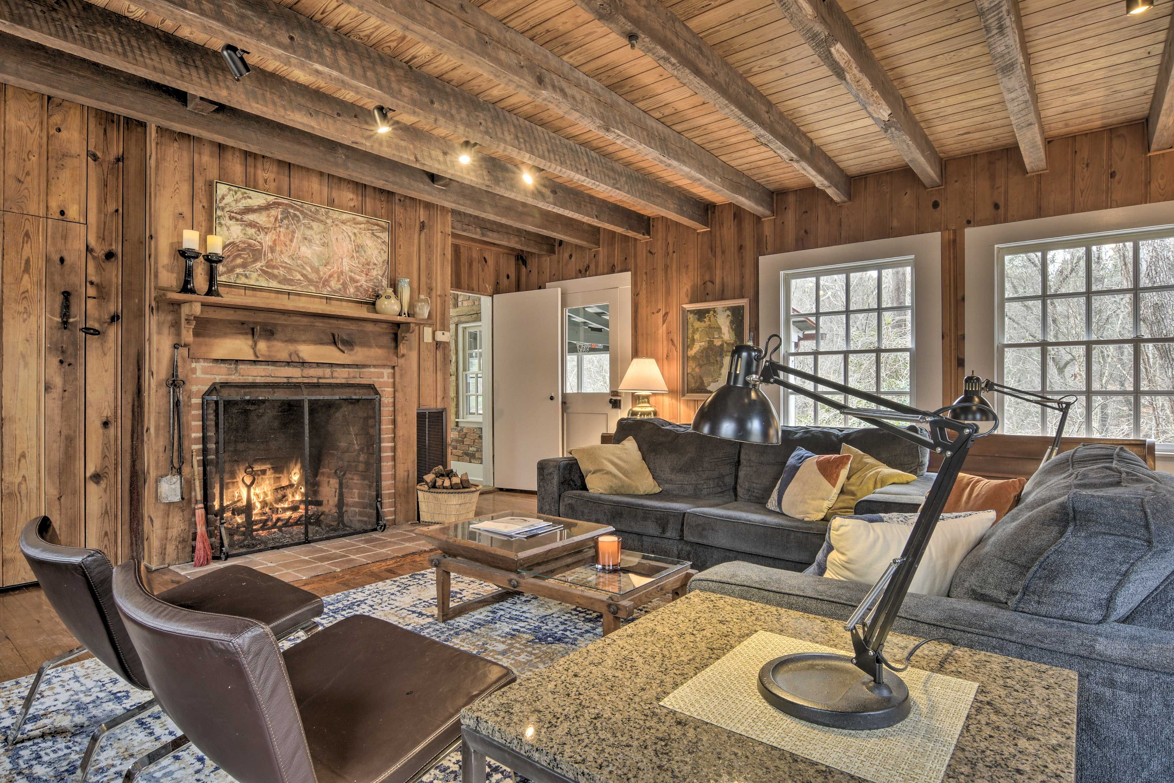 Living Room | Pet Fee (Paid Pre-Trip) | Homeowner On-Site | Towels & Linens