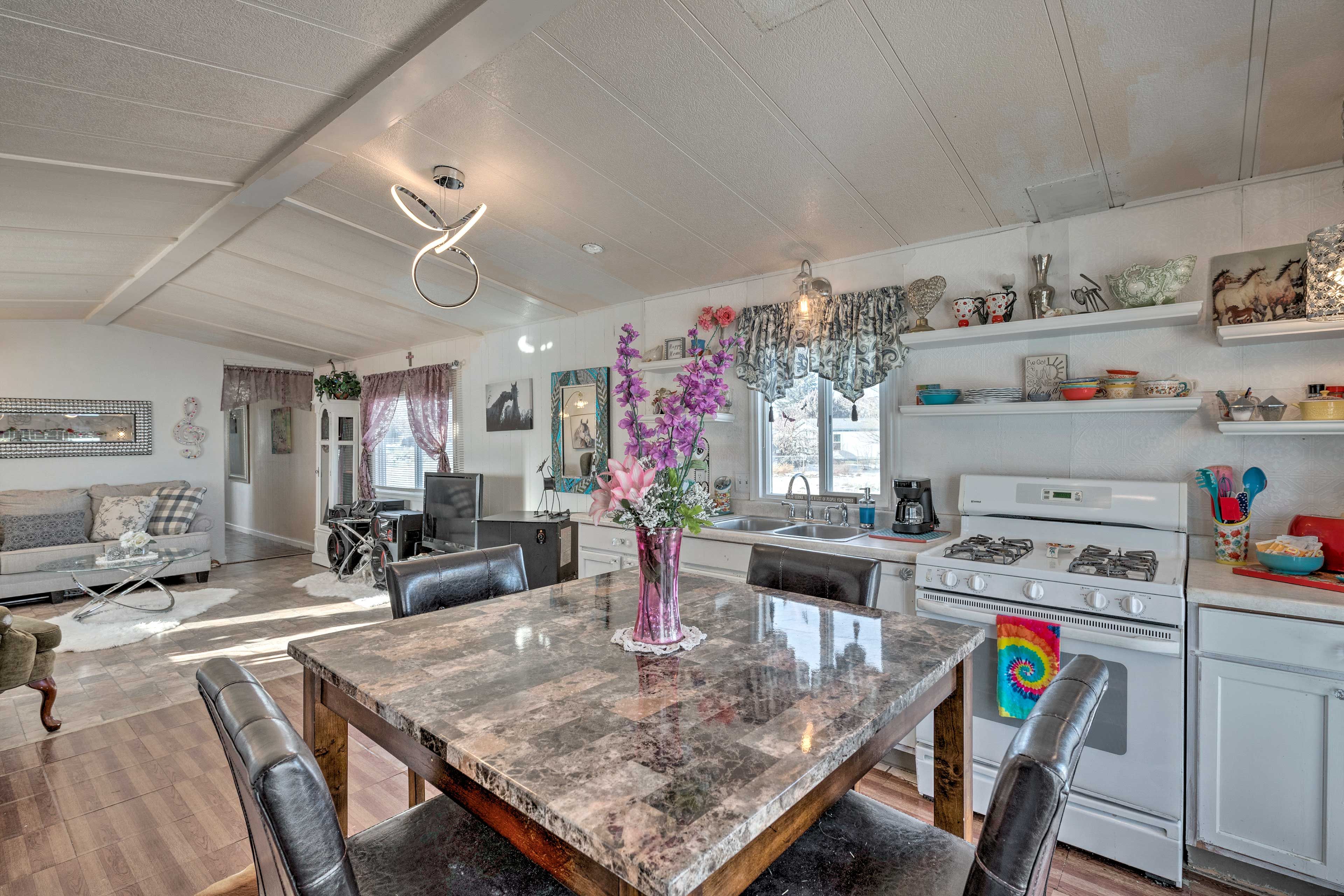 Dining Area | Dishware Provided