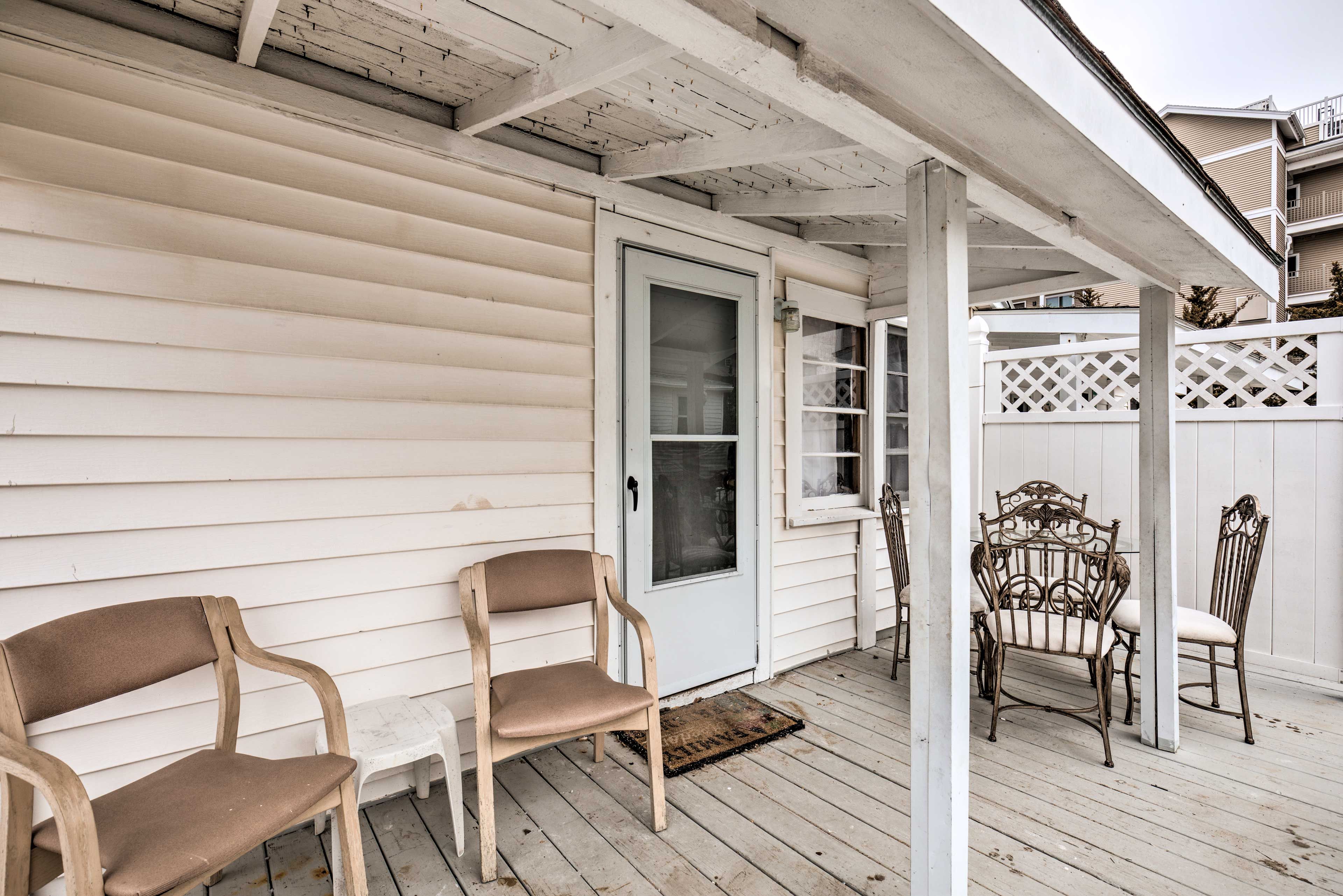 Front Porch | Outdoor Seating | Outdoor Dining Area
