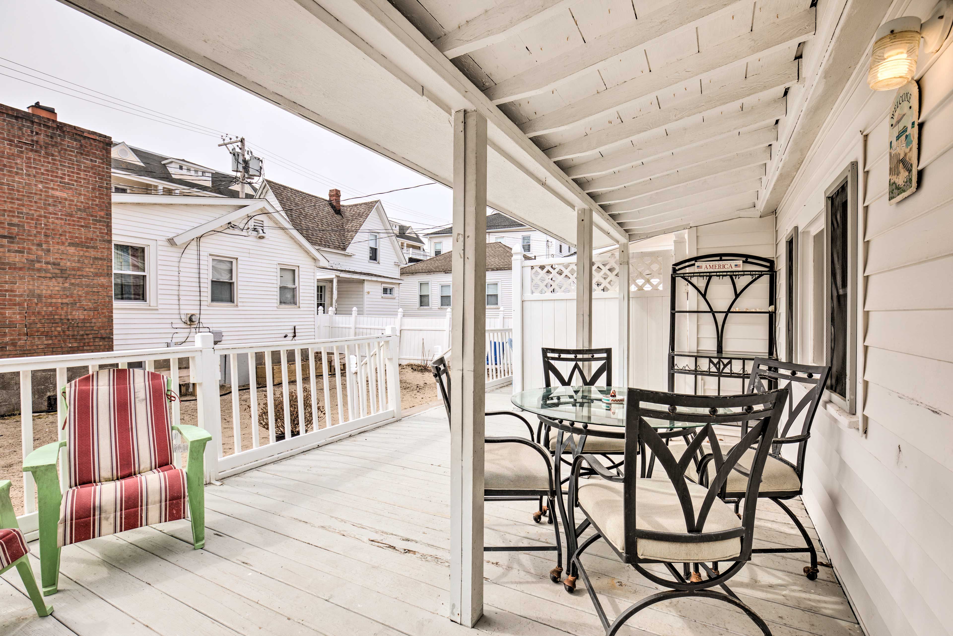 Shared Porch | Outdoor Seating