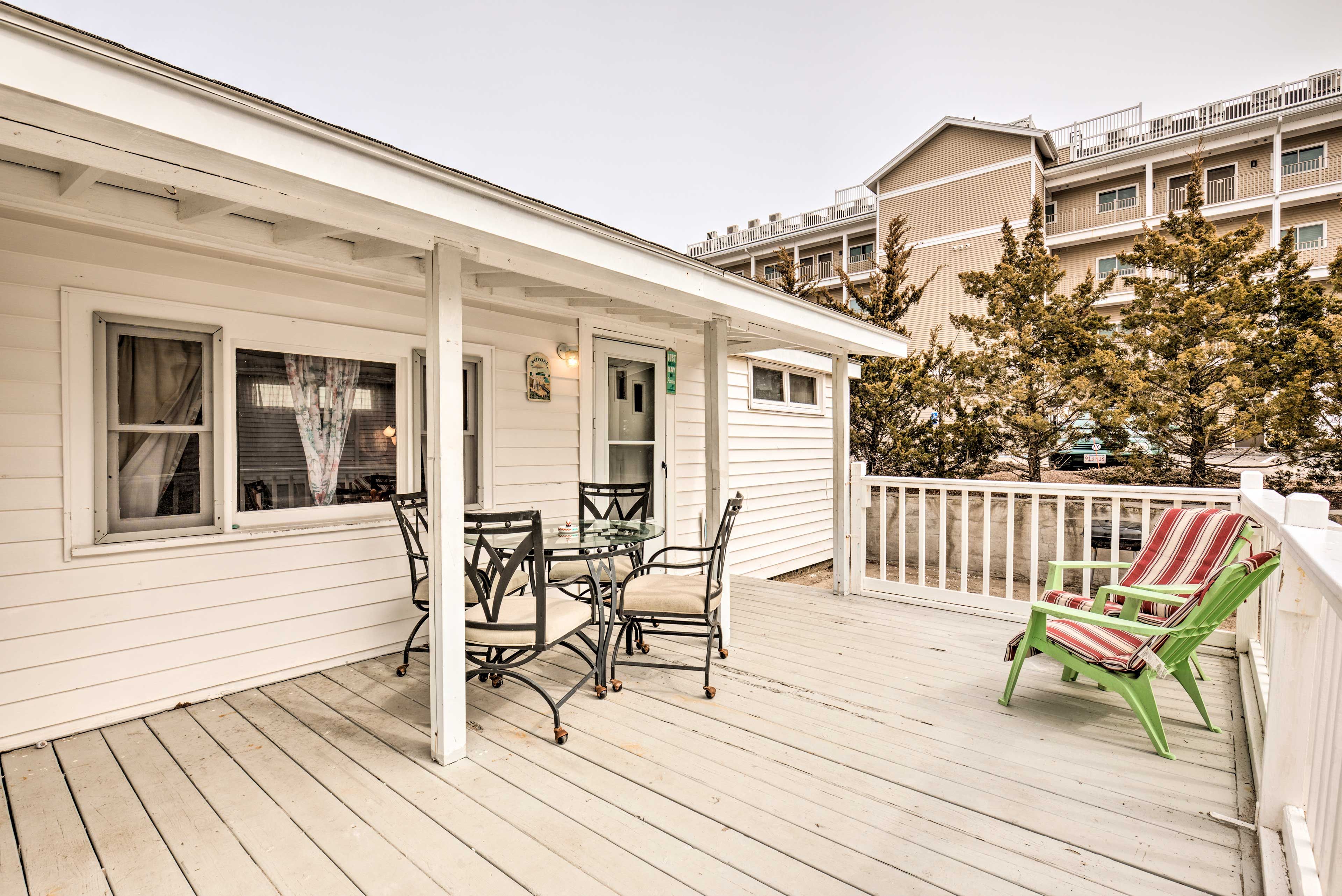 Shared Porch | Outdoor Dining Area