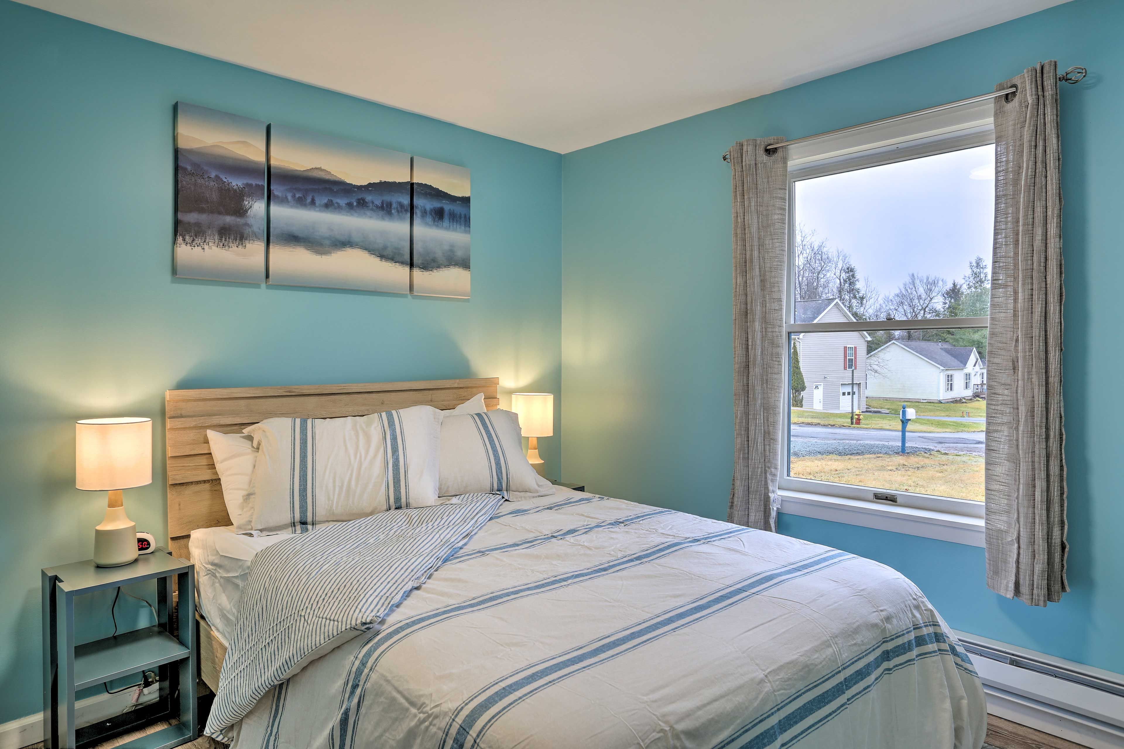 Bedroom 1 | Queen Bed