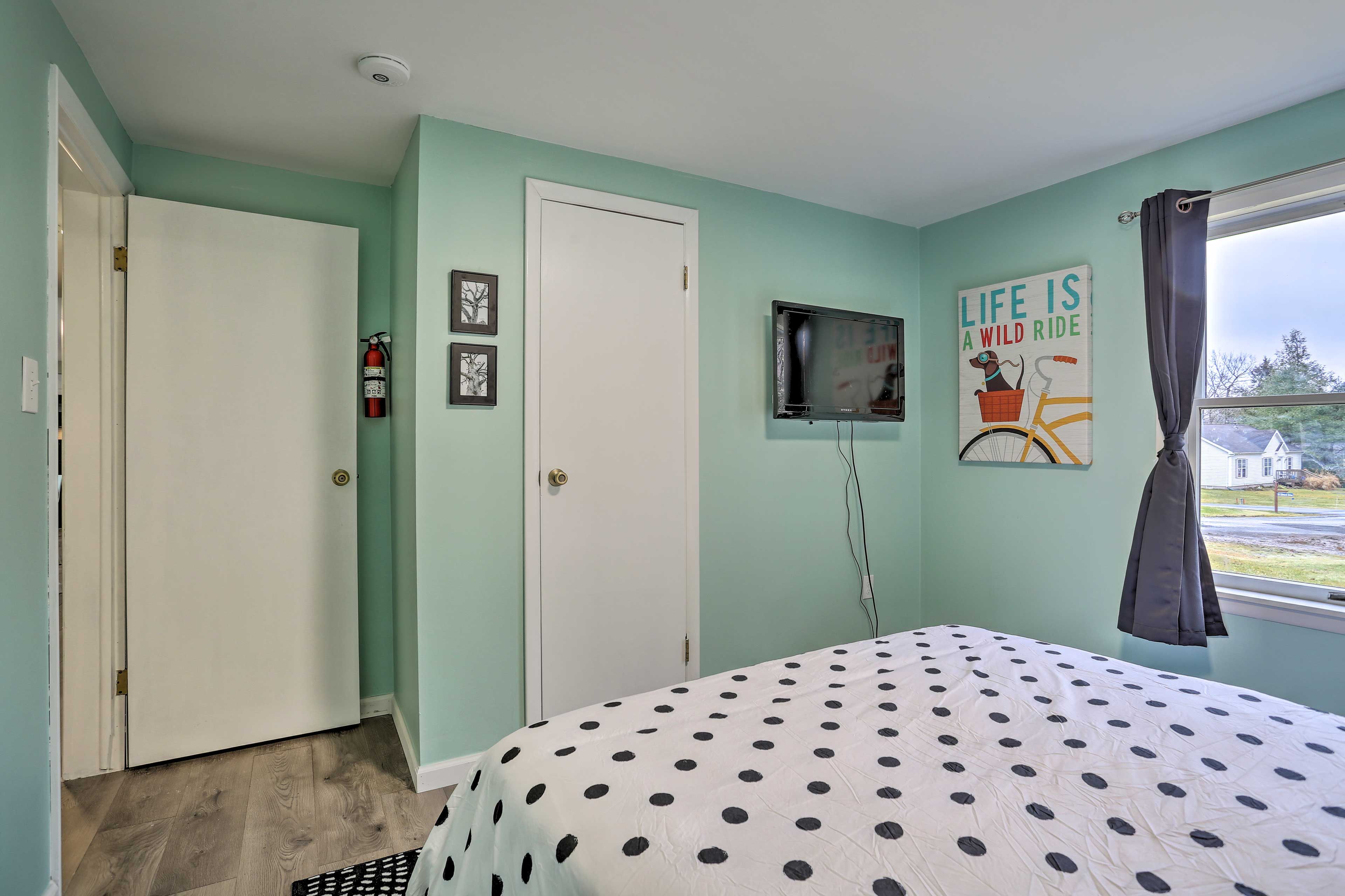 Bedroom 2 (Green Room) | Queen Bed