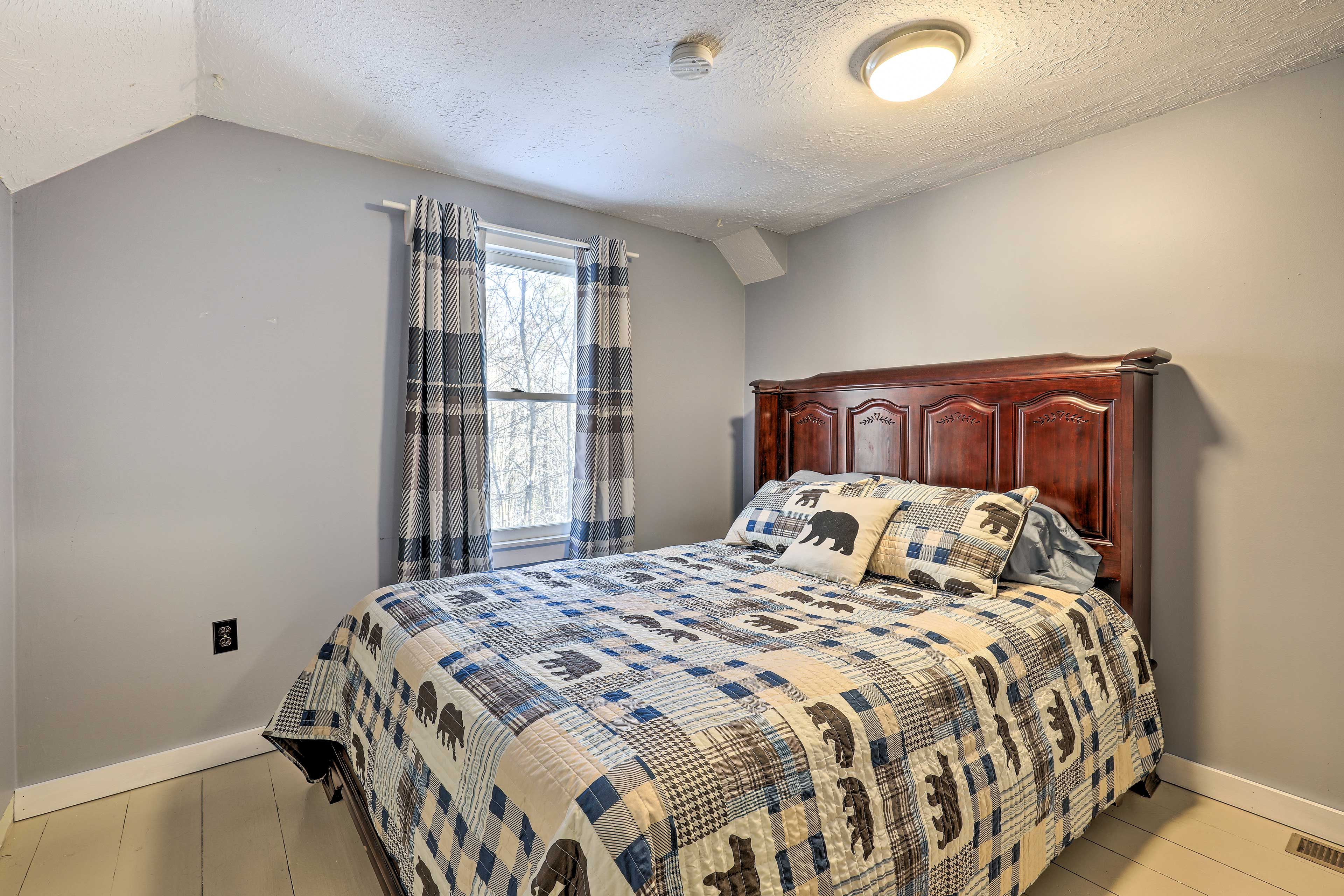 Bedroom 2 | Queen Bed