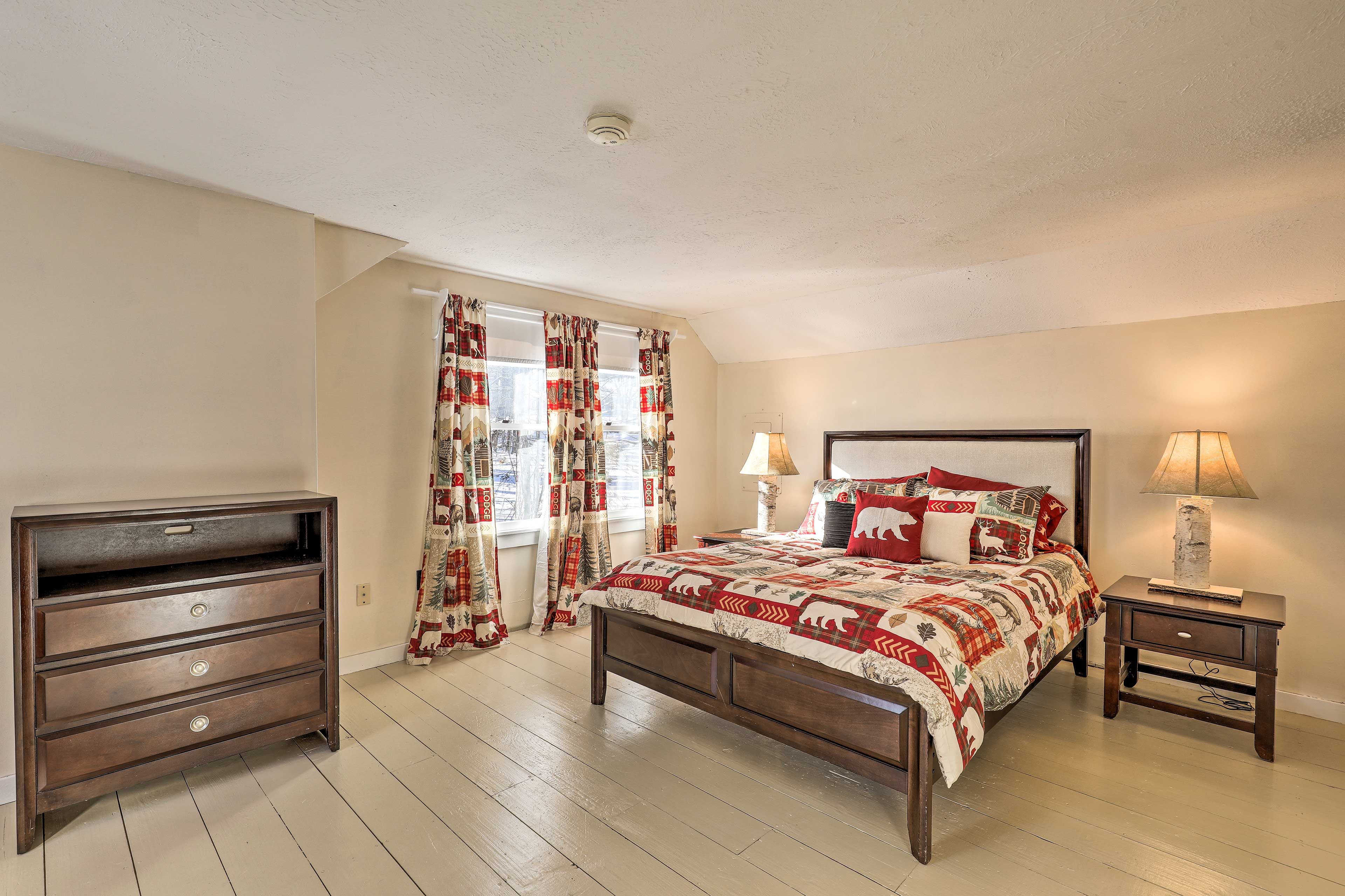 Bedroom 1 | Queen Bed