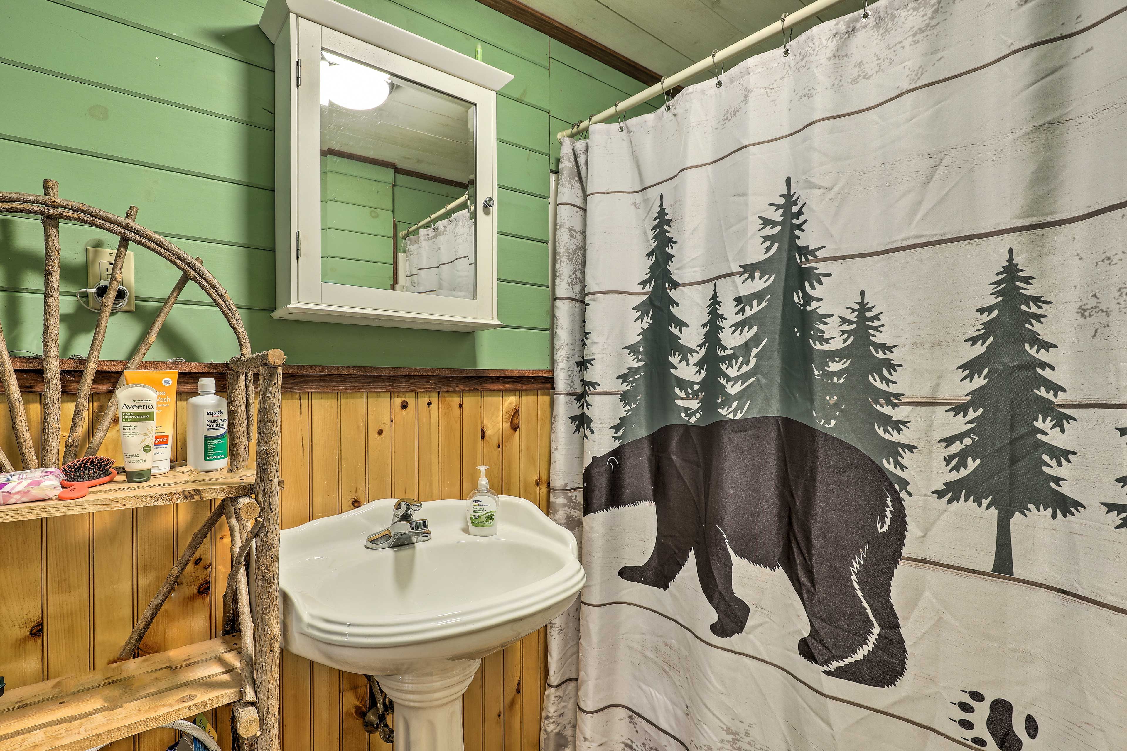 Full Bathroom | Towels Provided