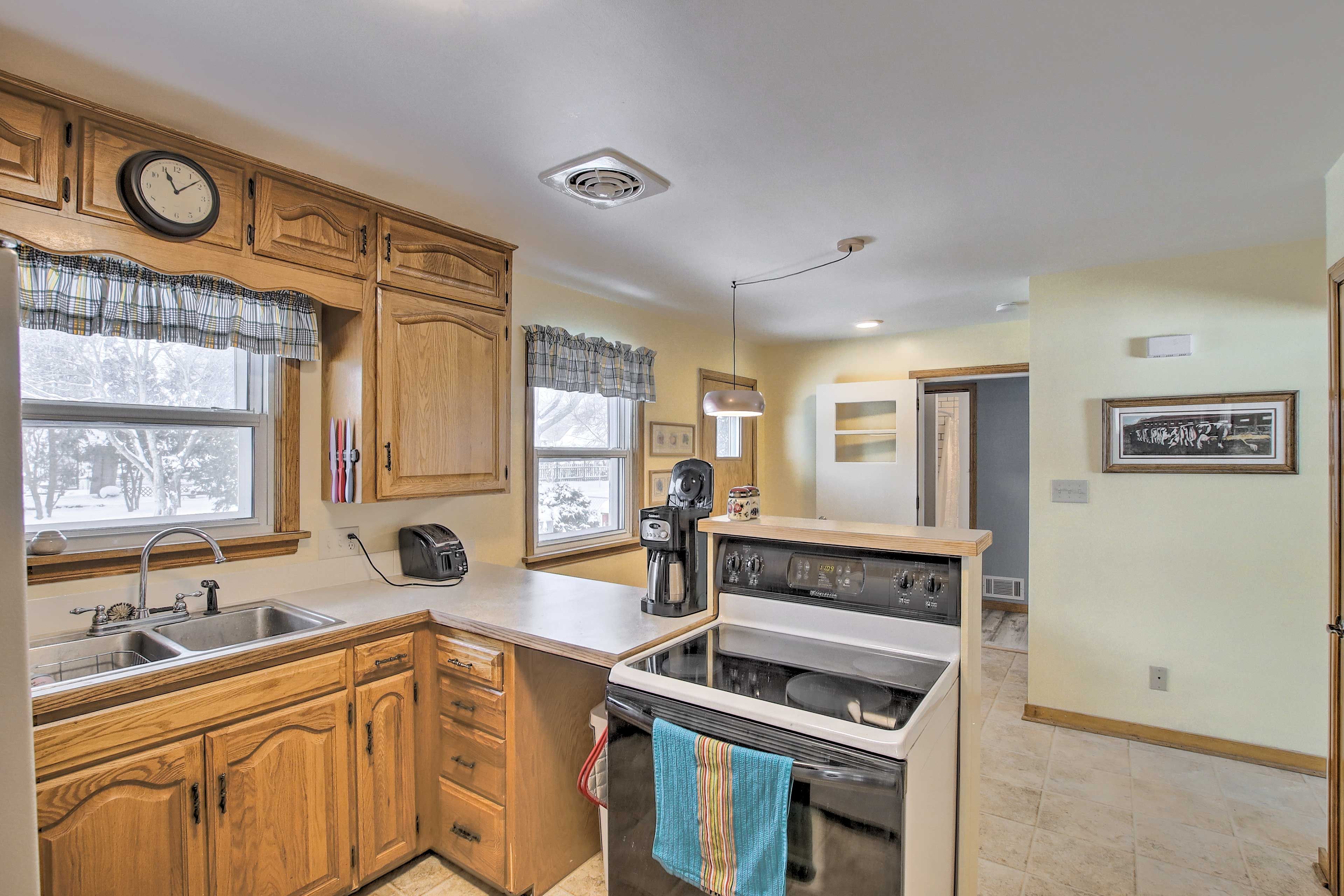 Kitchen | Fully Equipped | Toaster | Coffee Maker | Blender | Cooking Basics