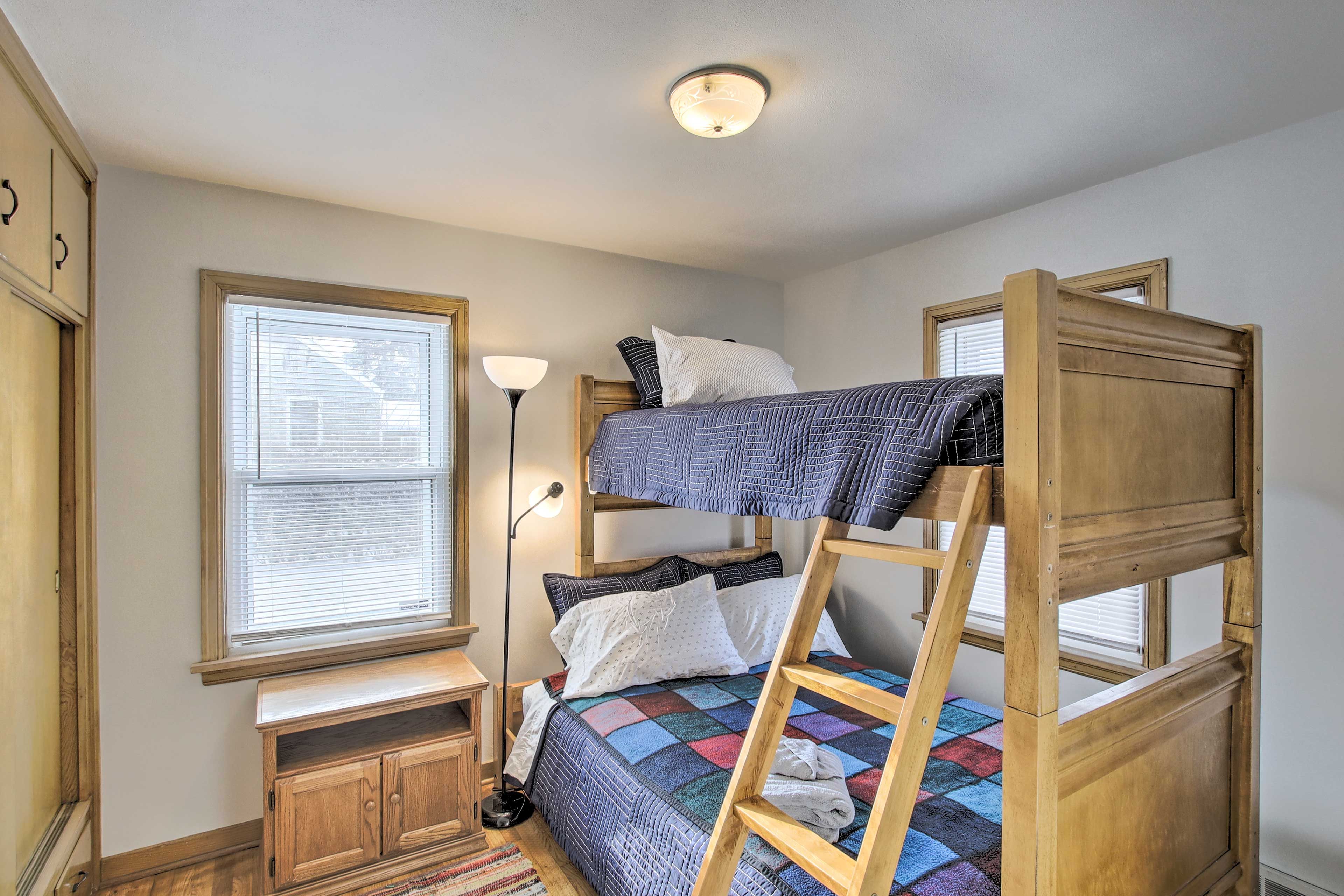 Bedroom 3 | Twin/Full Bunk Bed