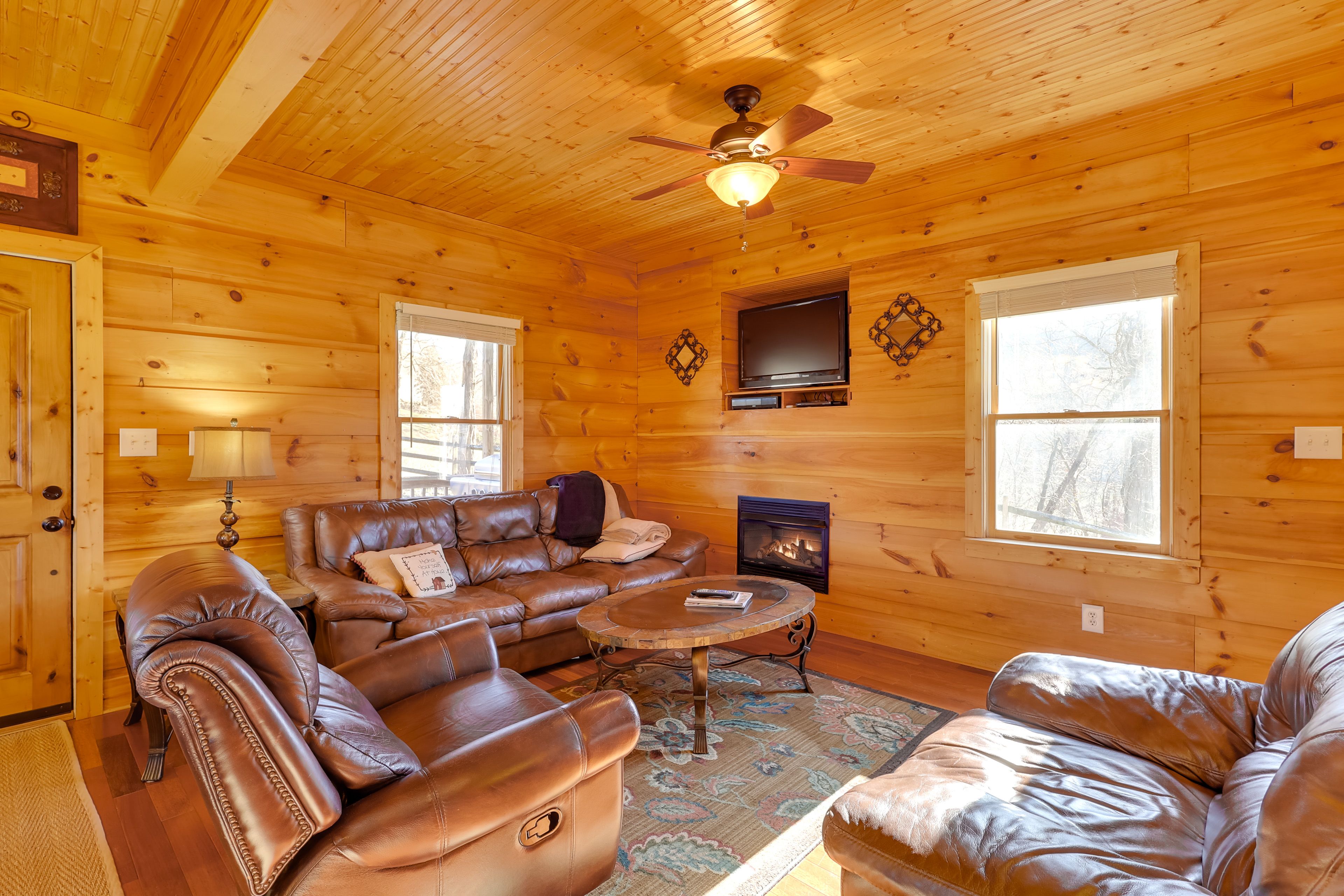 Living Room | Gas Fireplace | Smart TV | DVD Player | Board Games