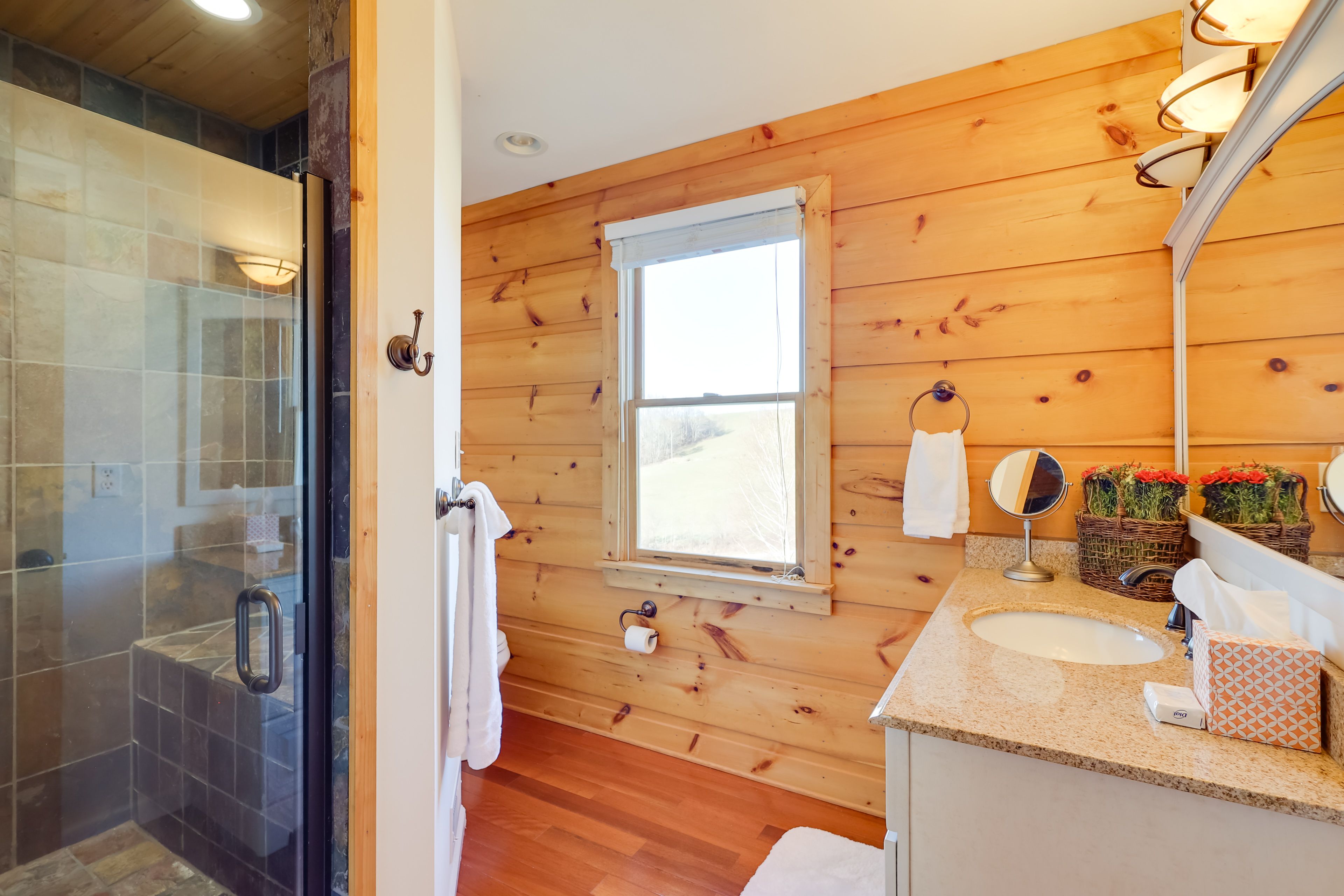 Full Bathroom | Hair Dryer | Complimentary Toiletries | Upper Level