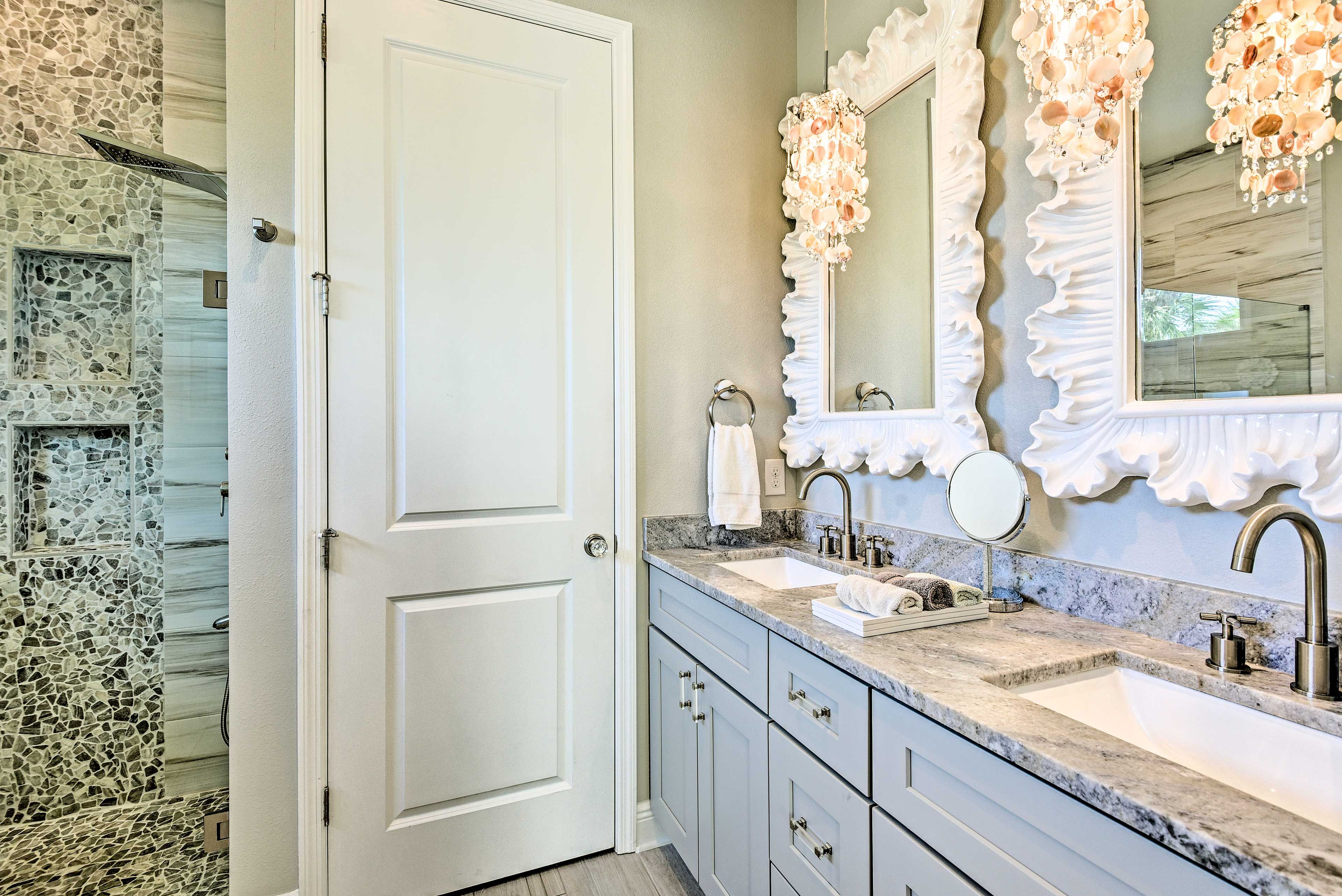 Full Bathroom | Towels Provided