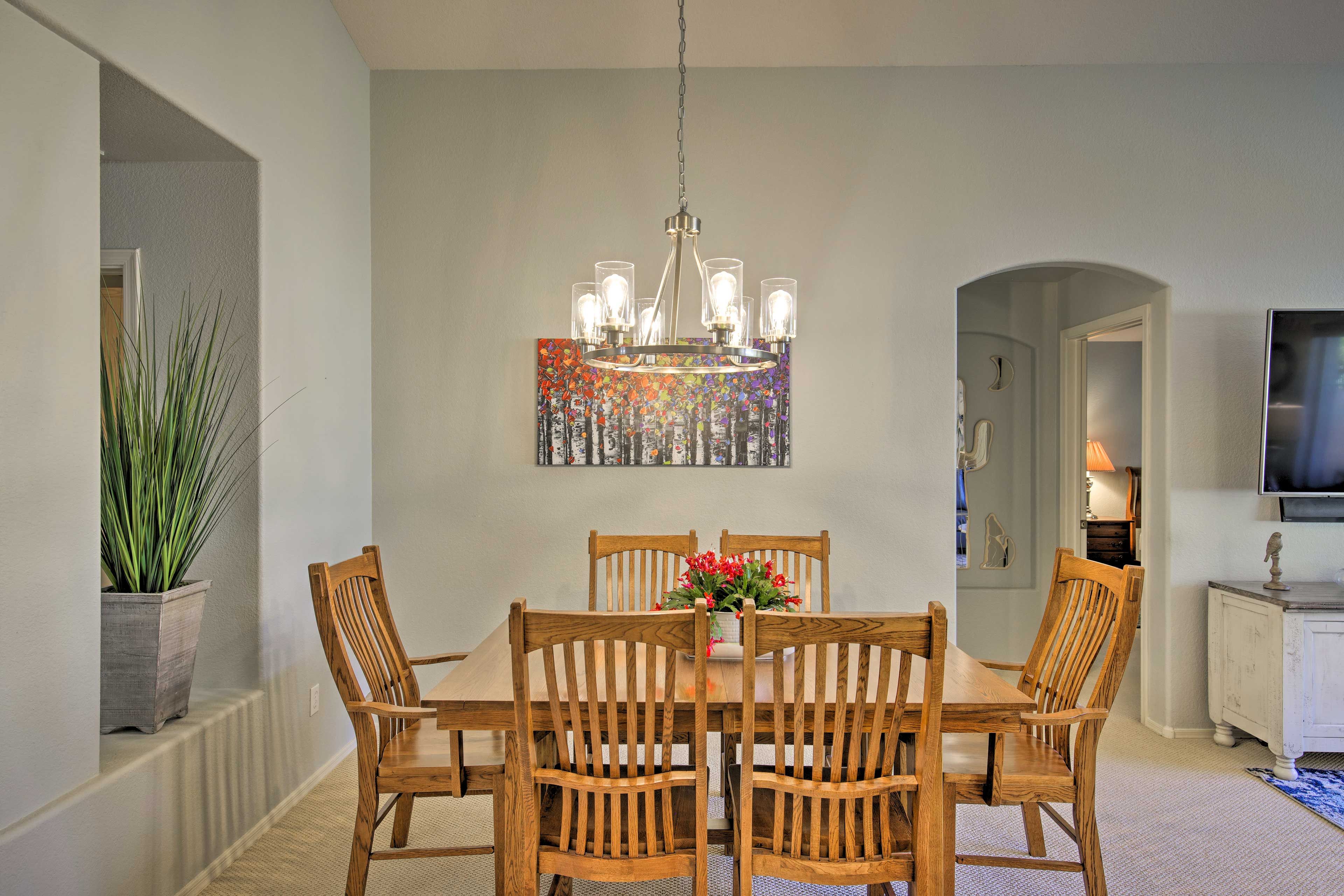 Dining Area | 6-Person Table