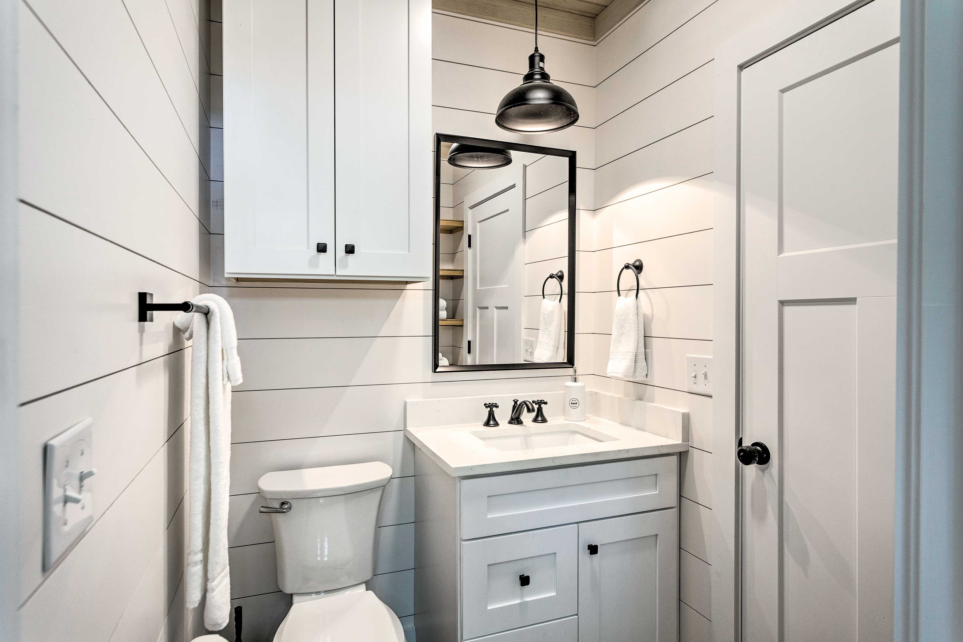 Jack and Jill Bathroom | Towels Provided | Complimentary Toiletries