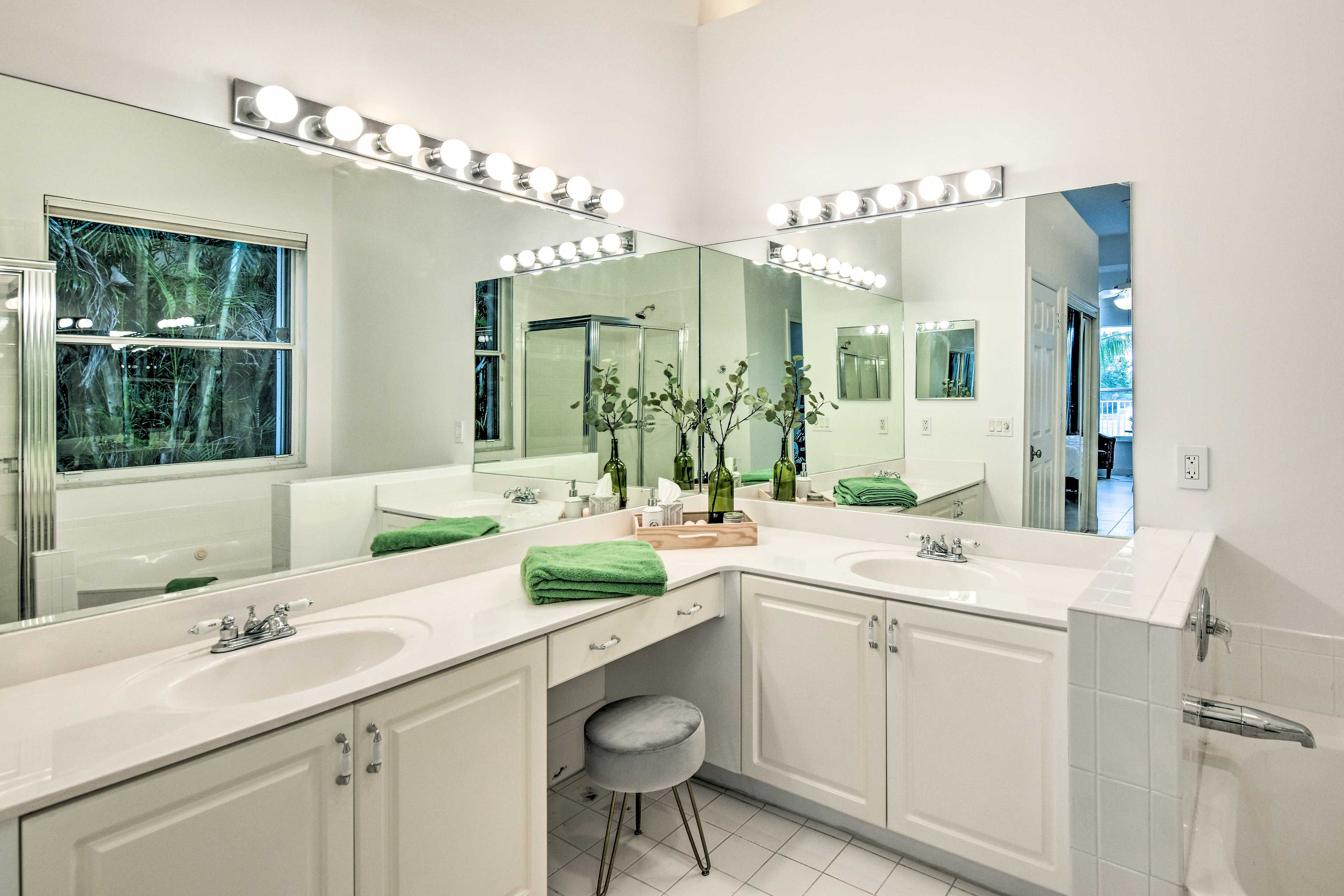 En-Suite Bathroom | Jacuzzi Tub