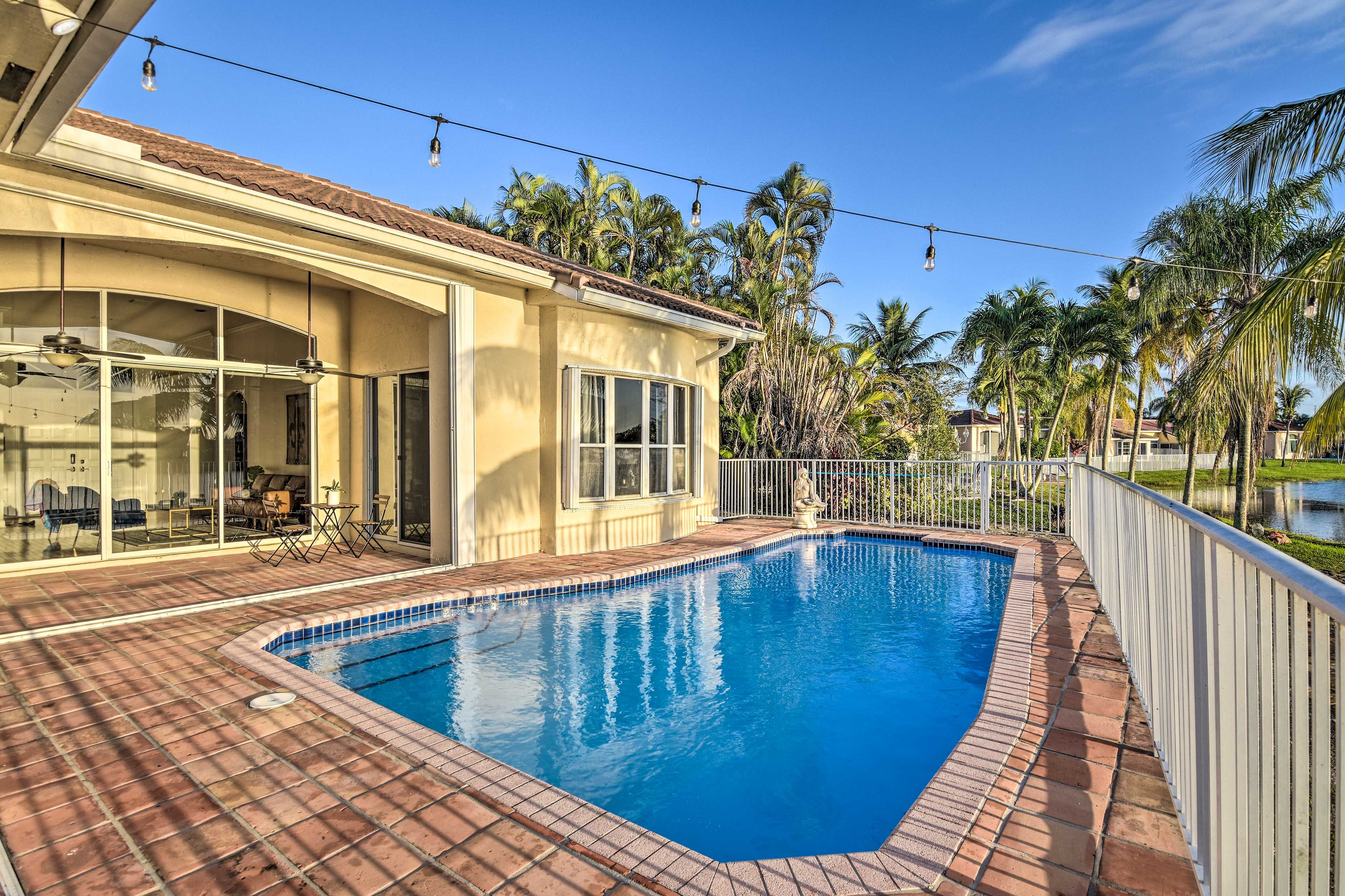 Private Pool | Dining Set