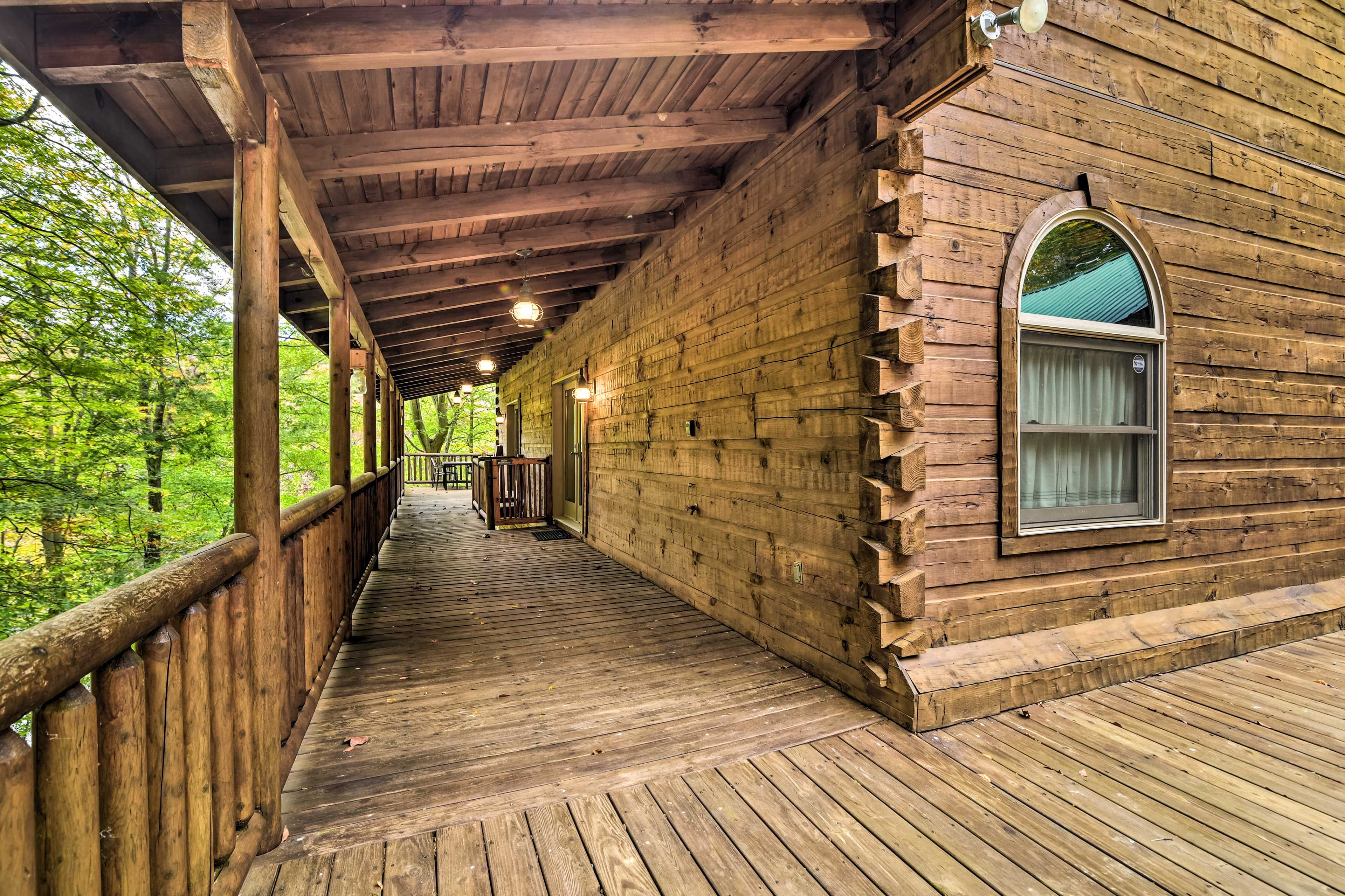 Upper Deck | Gas Grill | Dining Table | Seating