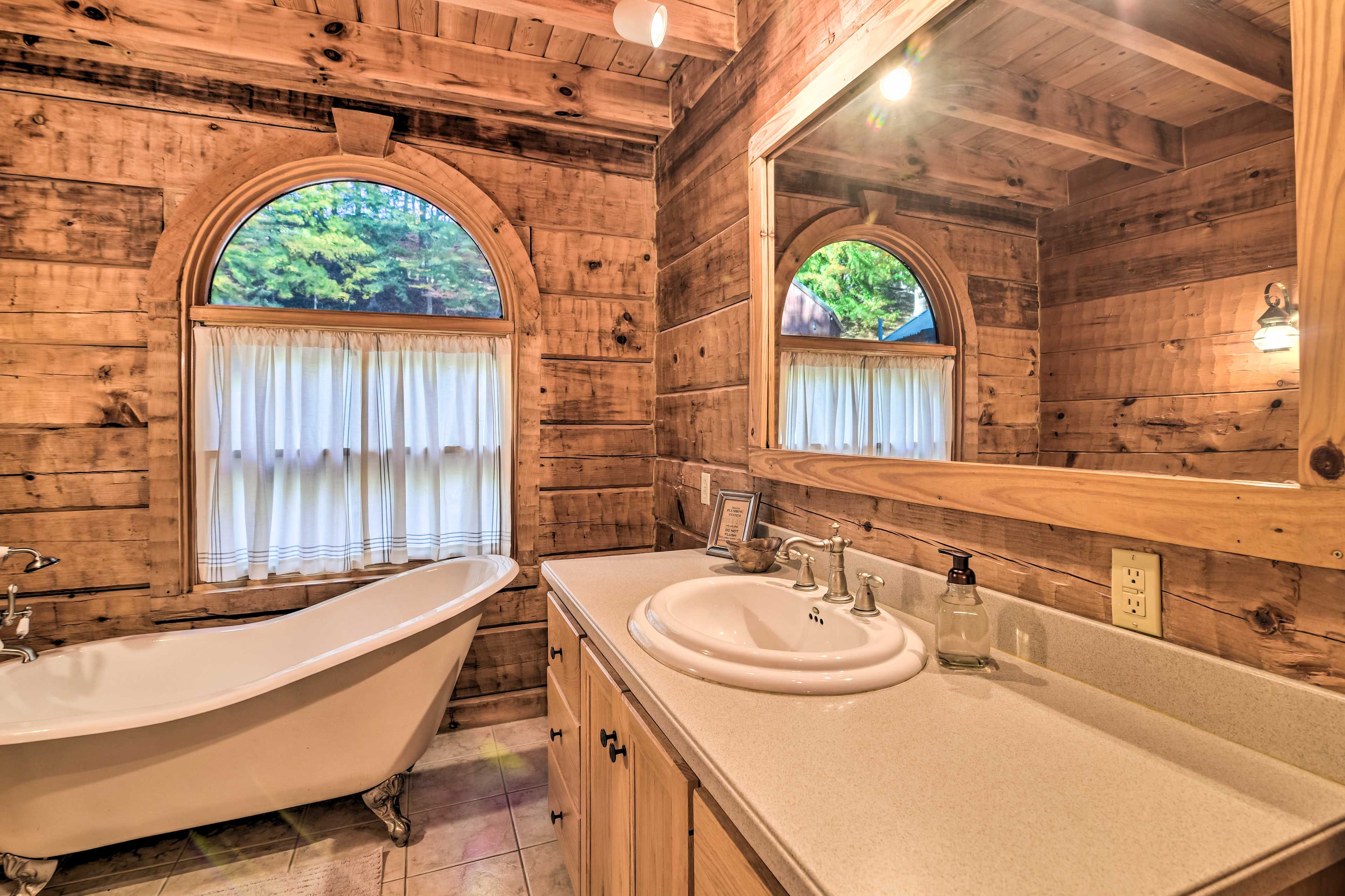 En-Suite Bathroom | Towels Provided | Complimentary Toiletries